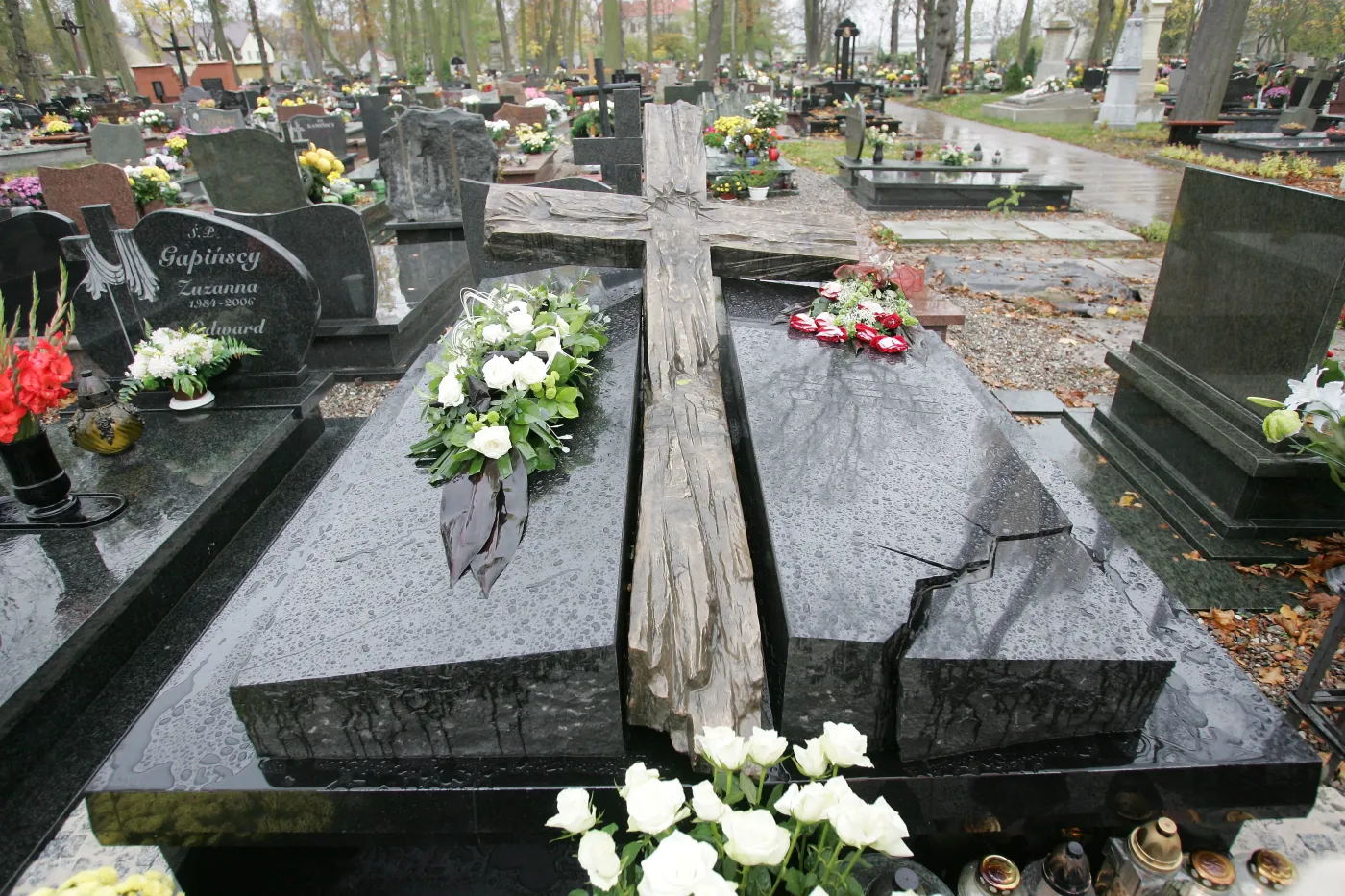 7010935-grob-krzysztofa-olewnika-na-plockim.jpg