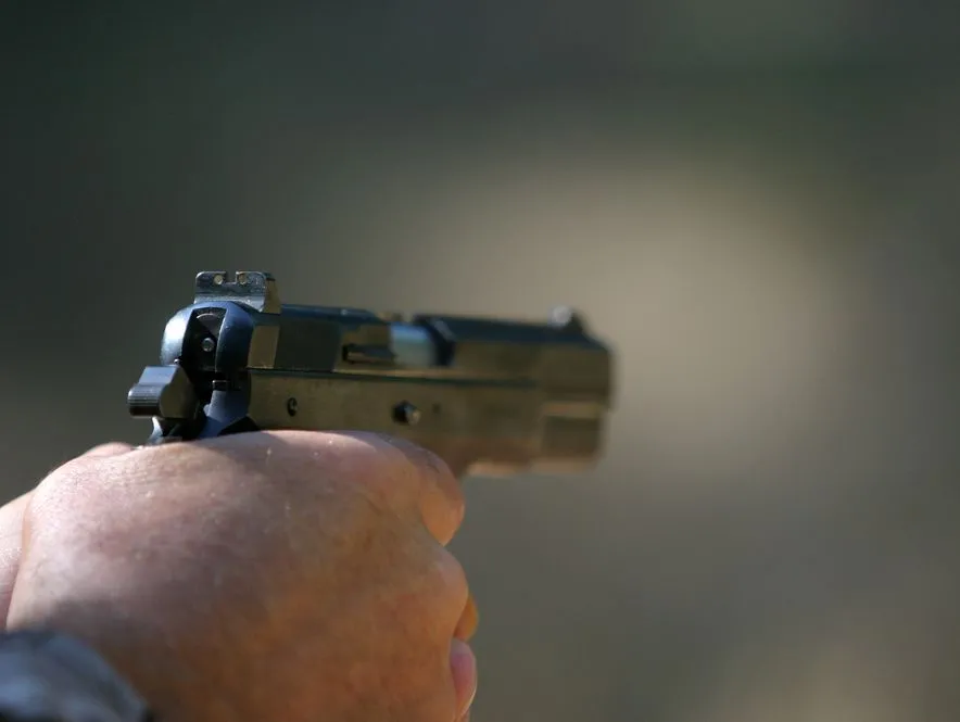 Dziurawe prawo pozwala rozdawać ostrą broń