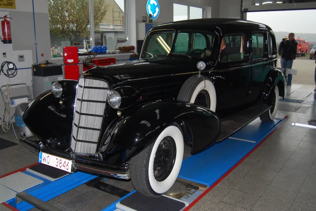 7034143-cadillac-fleetwood-seven-passenger.jpg