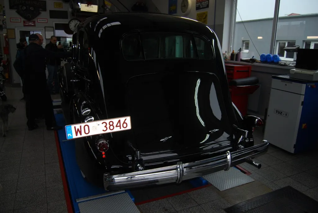 7034172-cadillac-fleetwood-seven-passenger.jpg