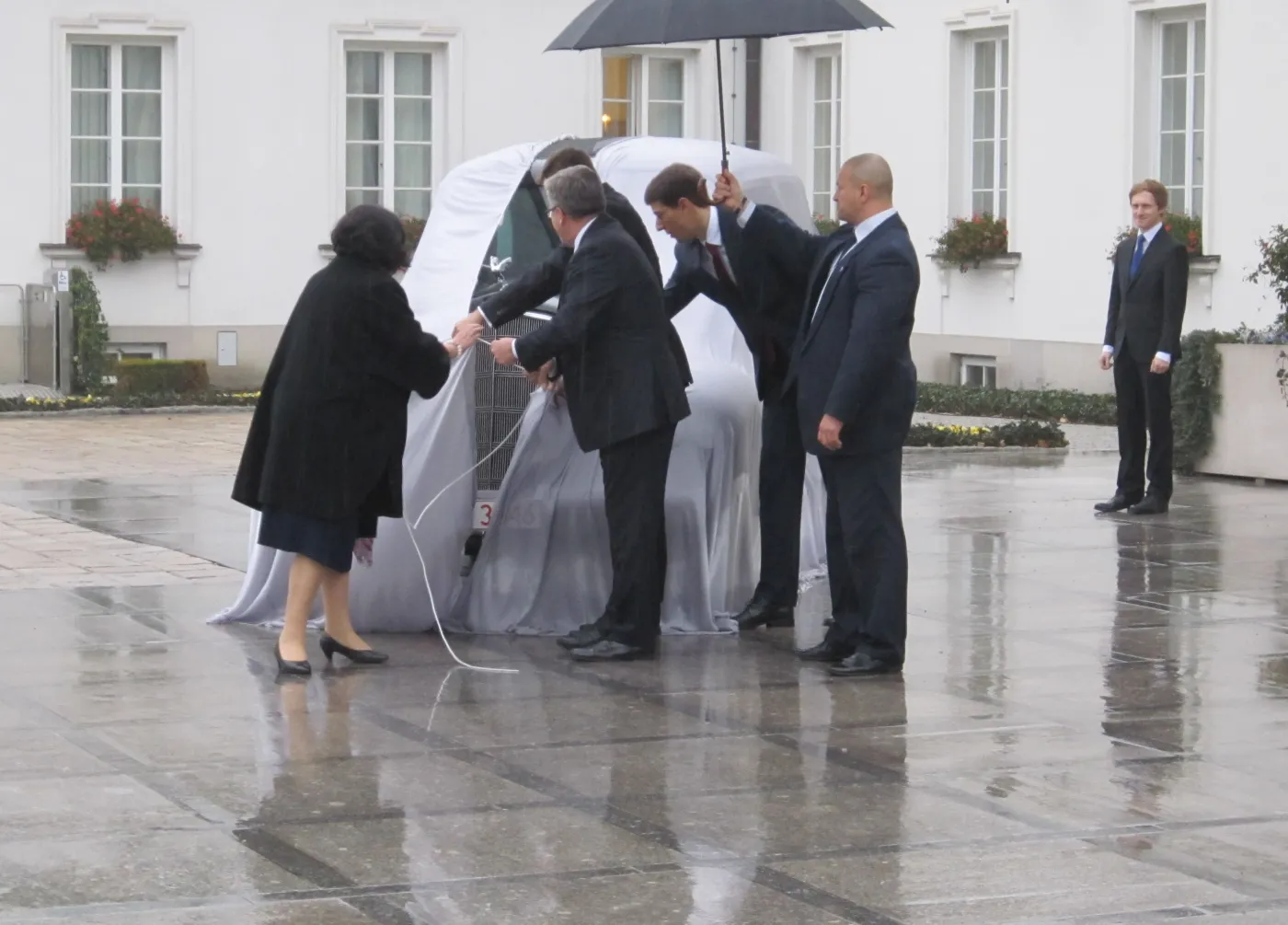 Prezydent Komorowski odsłonił odrestaurowanego cadillaca Piłsudskiego. ZDJĘCIA i WIDEO