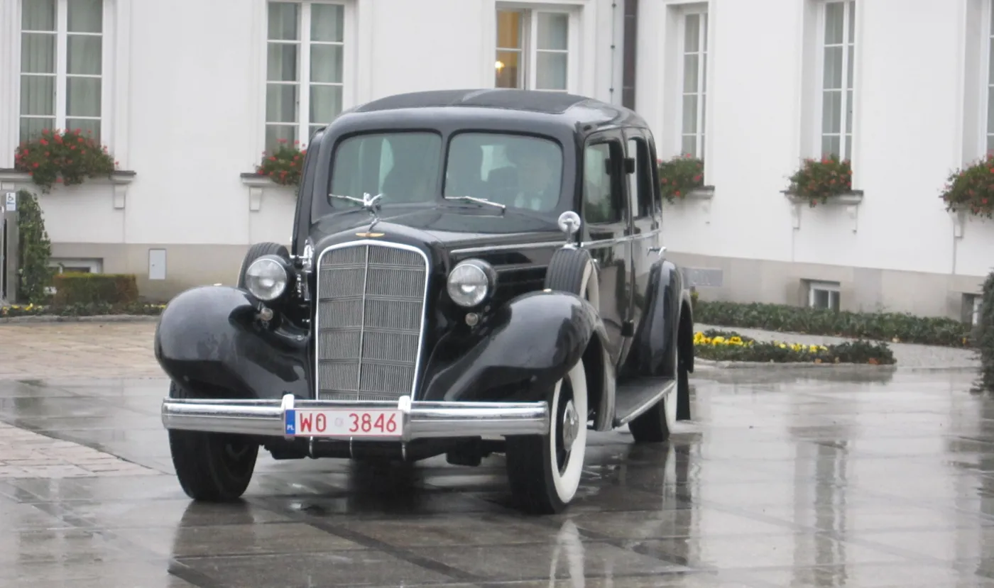 7037613-cadillac-fleetwood-seven-passenger.jpg