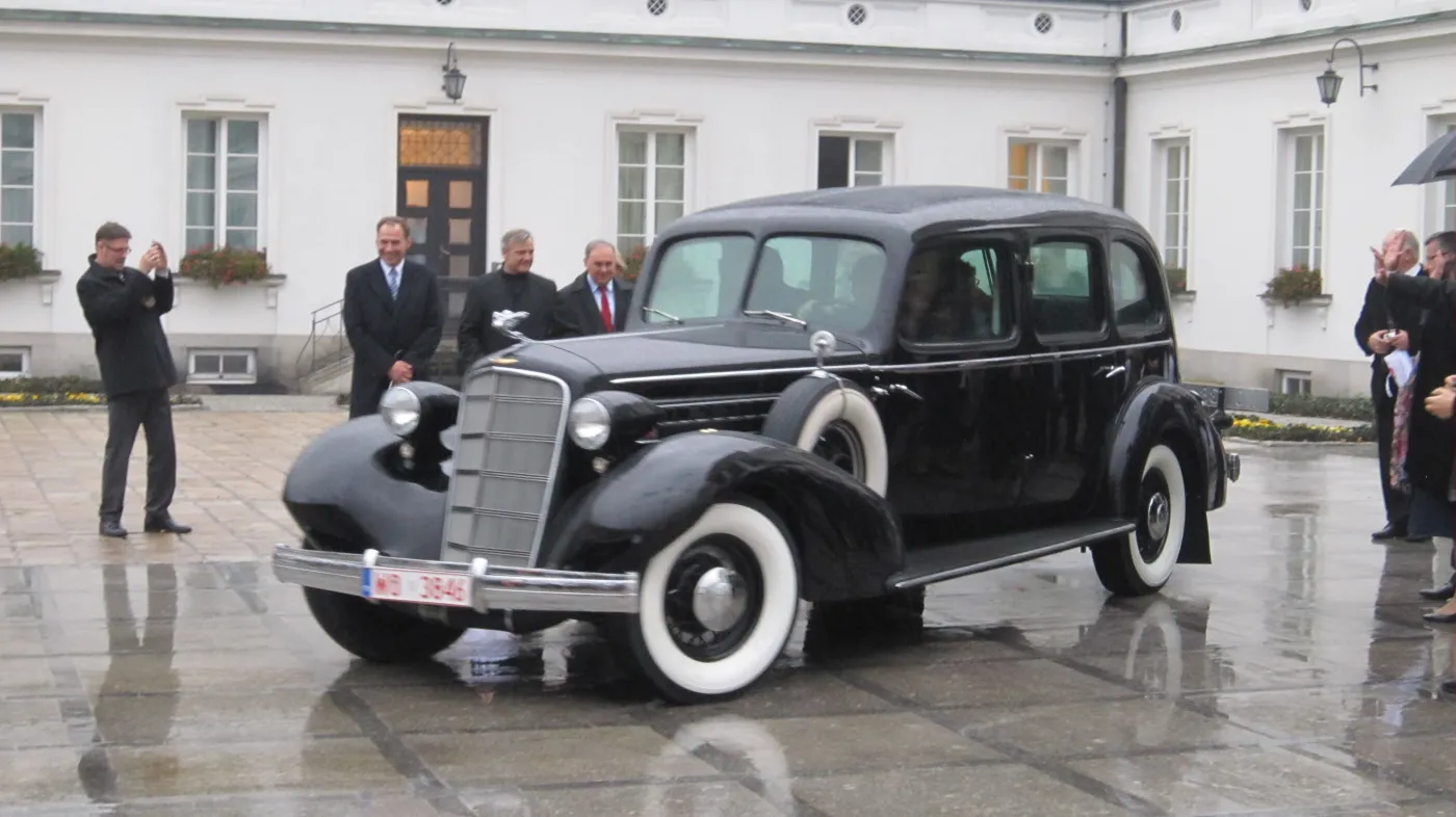 7037700-cadillac-fleetwood-seven-passenger.jpg