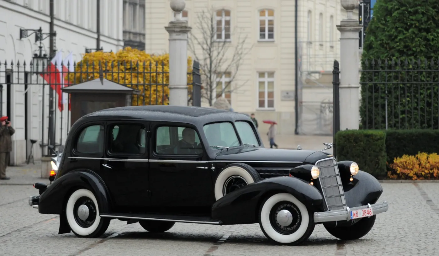 7037874-cadillac-fleetwood-seven-passenger.jpg