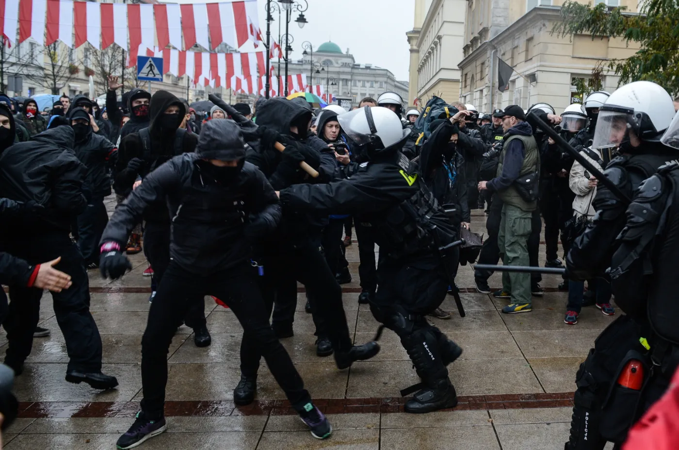 7039992-zamieszki-podczas-antyfaszystowskiej.jpg