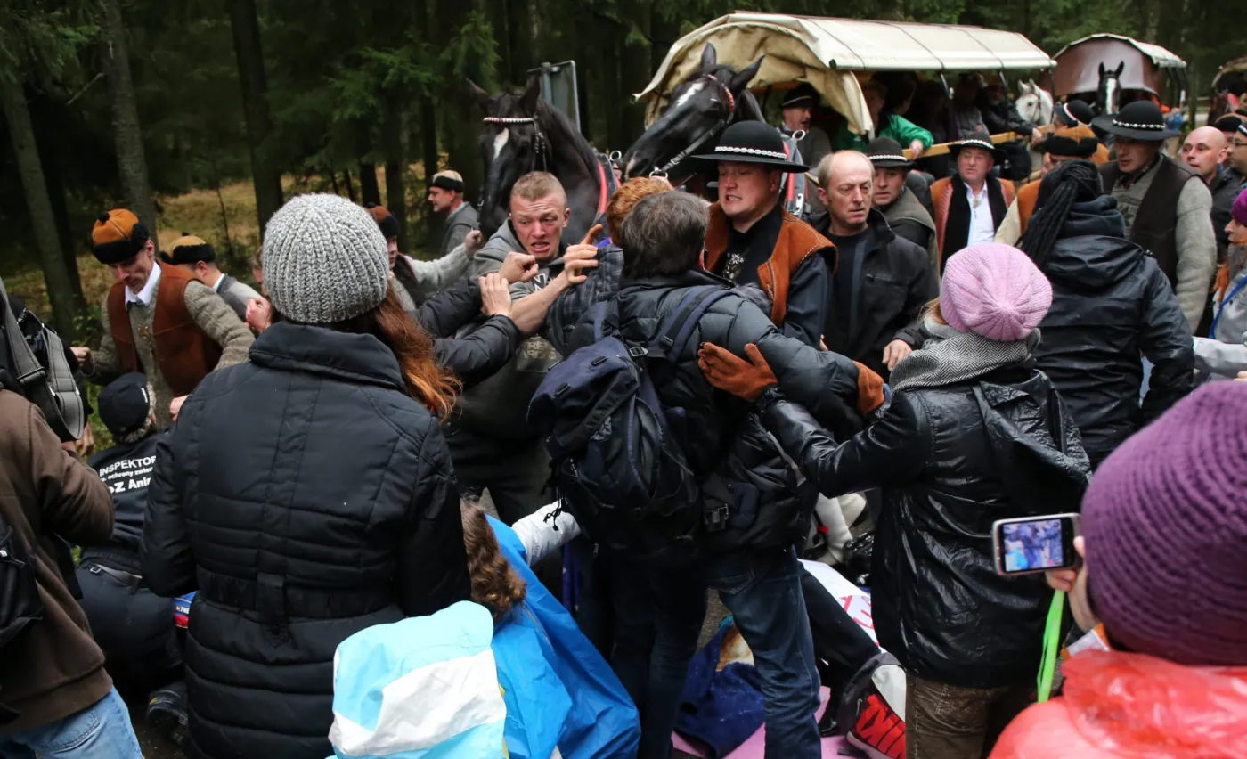7042003-przepychanki-na-zablokowanej-przez.jpg