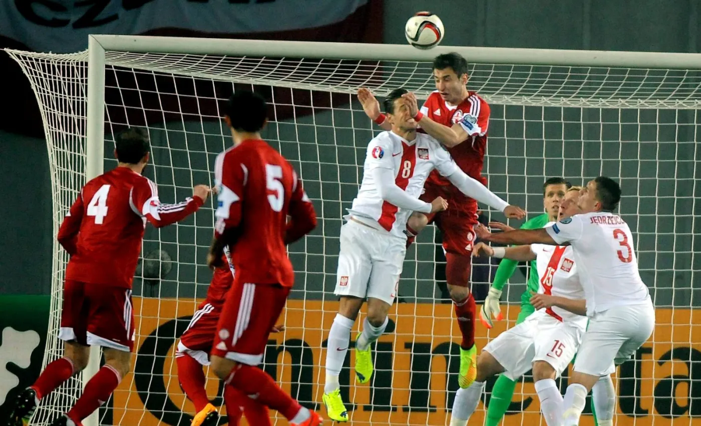 7067553-grzegorz-krychowiak-walczy-w-wyskoku.jpg