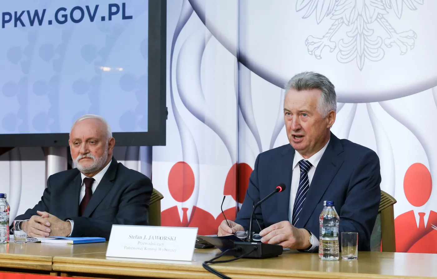 Przewodniczący PKW Stefan Jaworski oraz sekretarz PKW Kazimierz Czaplicki 