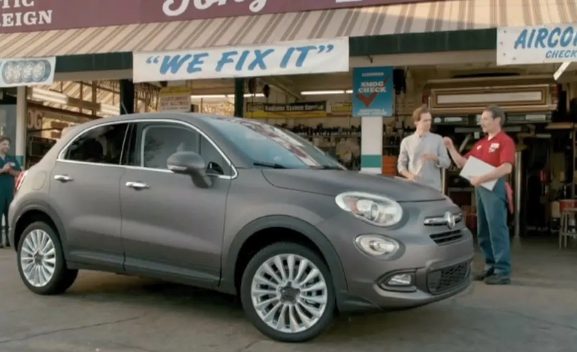 Jak przerobić starą hondę na nowego fiata 500X? Mechanik w akcji. Zobacz WIDEO