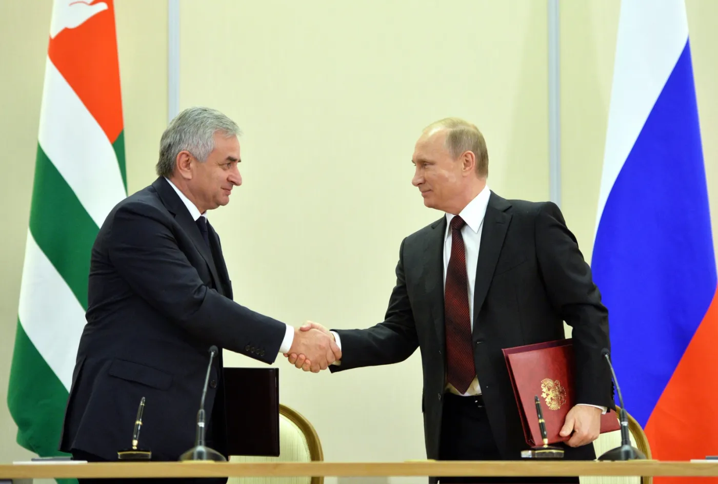 Prezydent Abchazji Raul Khadzhimba i prezydent Rosji Władimir Putin