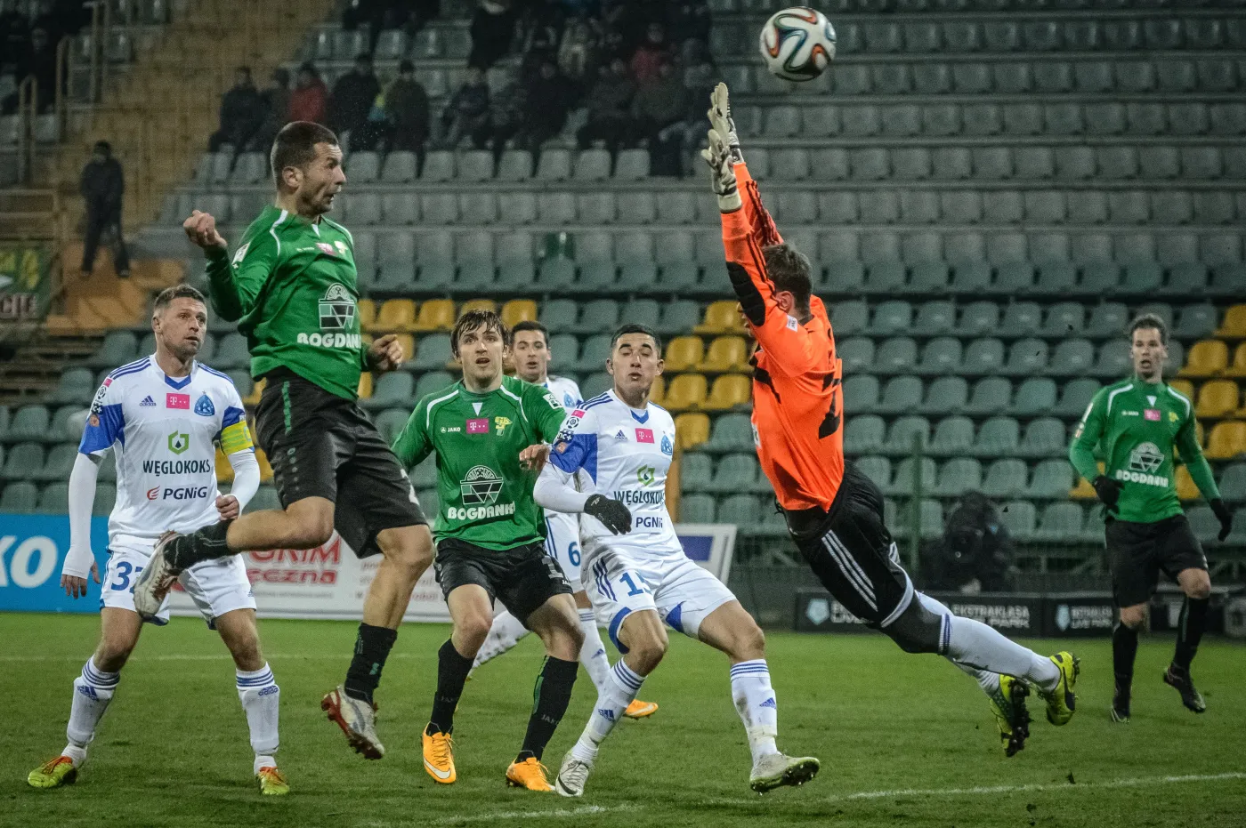 Strzałem głową Łukasz Mierzejewski (L) z miejscowego Górnika pokonuje interweniującego bramkarza Ruchu Chorzów Krzysztofa Kamińskiego (P) i zdobywa gola w meczu T-Mobile Ekstraklasy