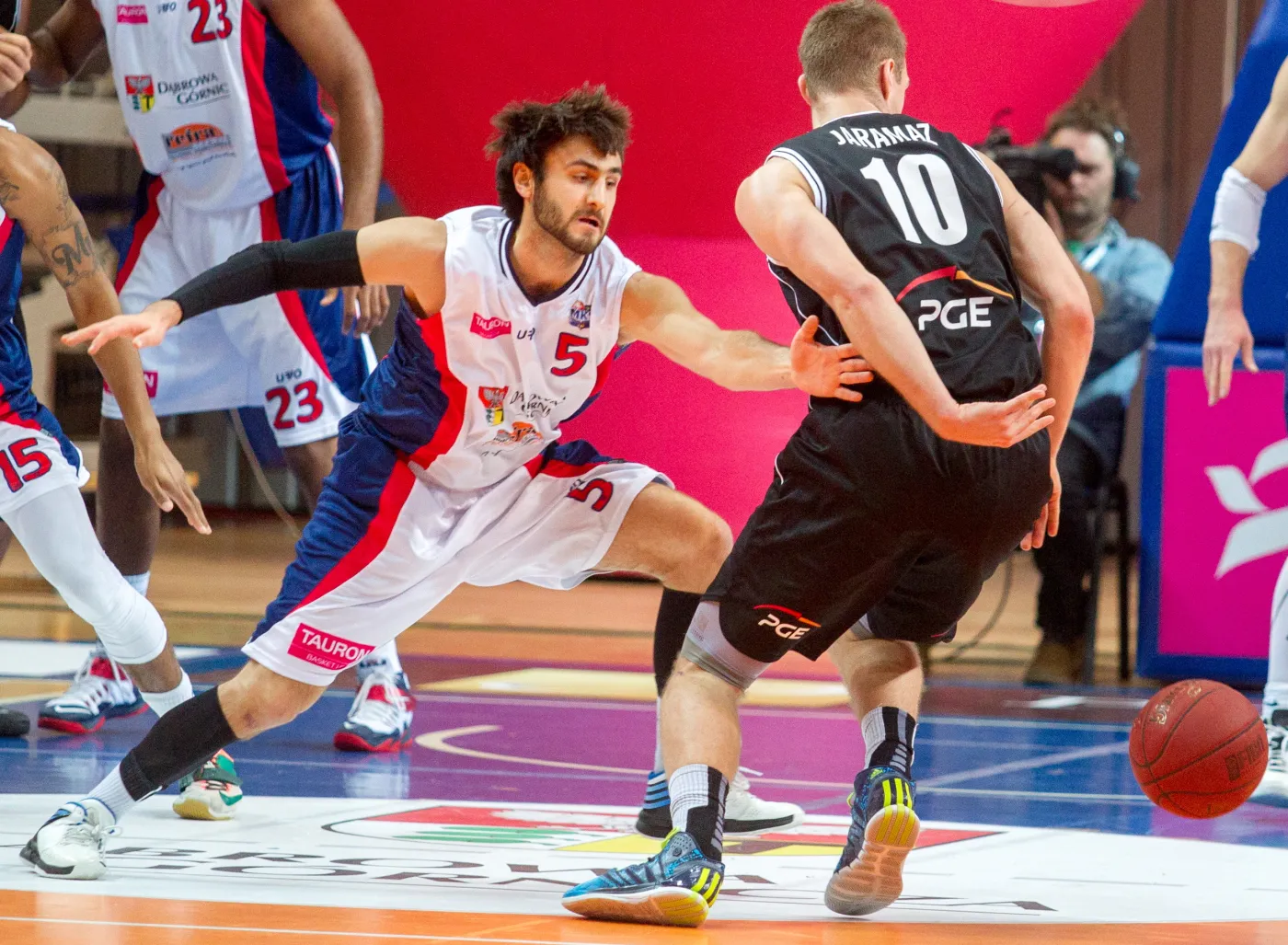 W pojedynku o piłkę Nemanja Jaramaz (P) z PGE Turów Zgorzelec i Jakub Koelner (L) z miejscowego MKS w meczu ekstraligi koszykarzy, rozegranym w Dąbrowie Górniczej