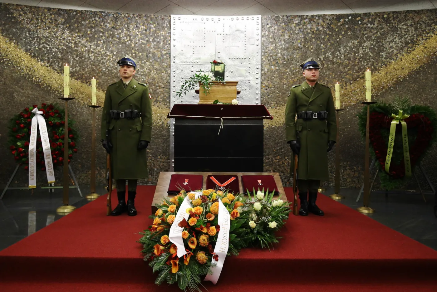 7158562-uroczystosci-pogrzebowe-stanislawa.jpg