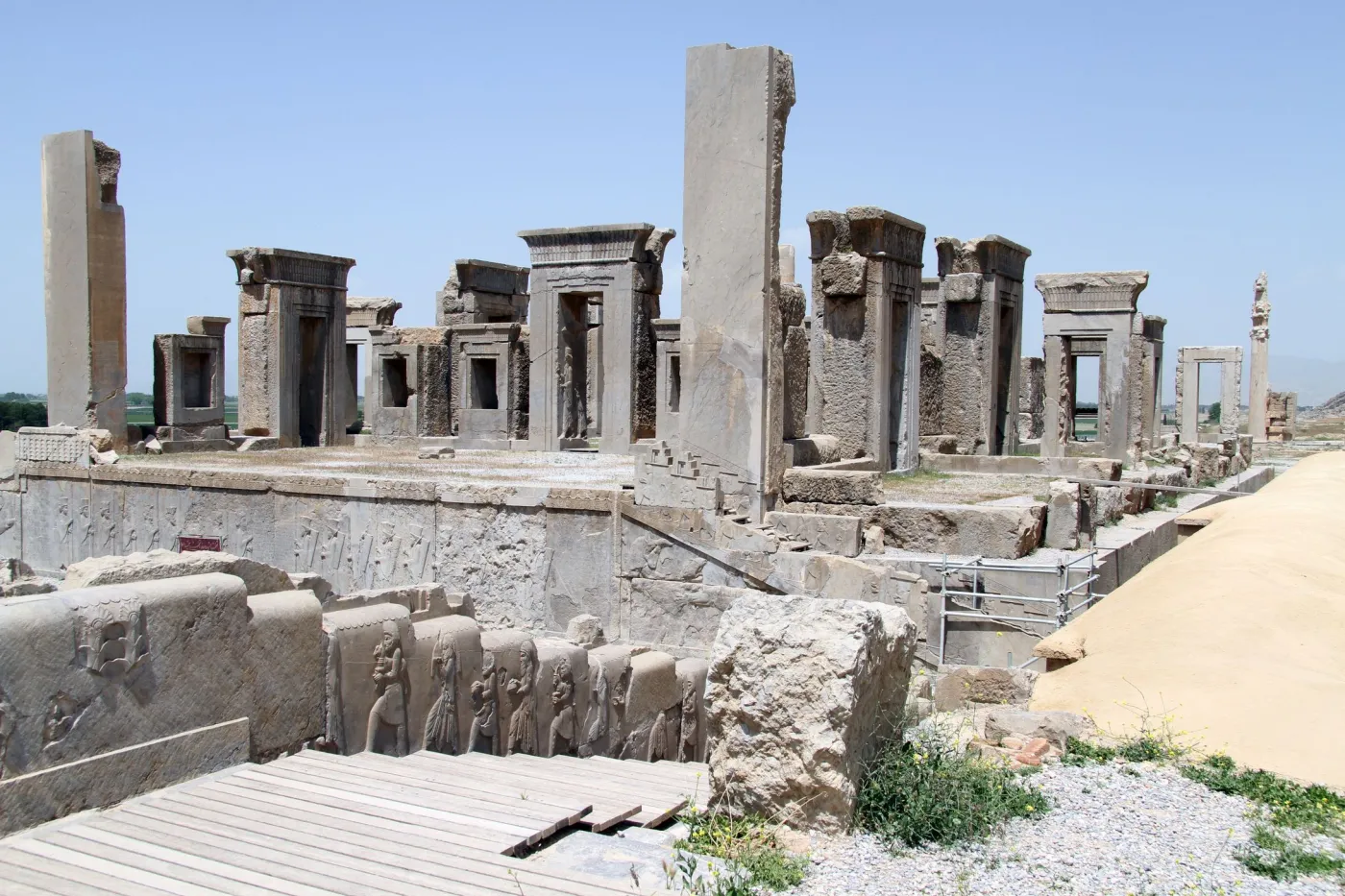 7172074-ruiny-wielkiego-palacu-w-persepolis.jpg