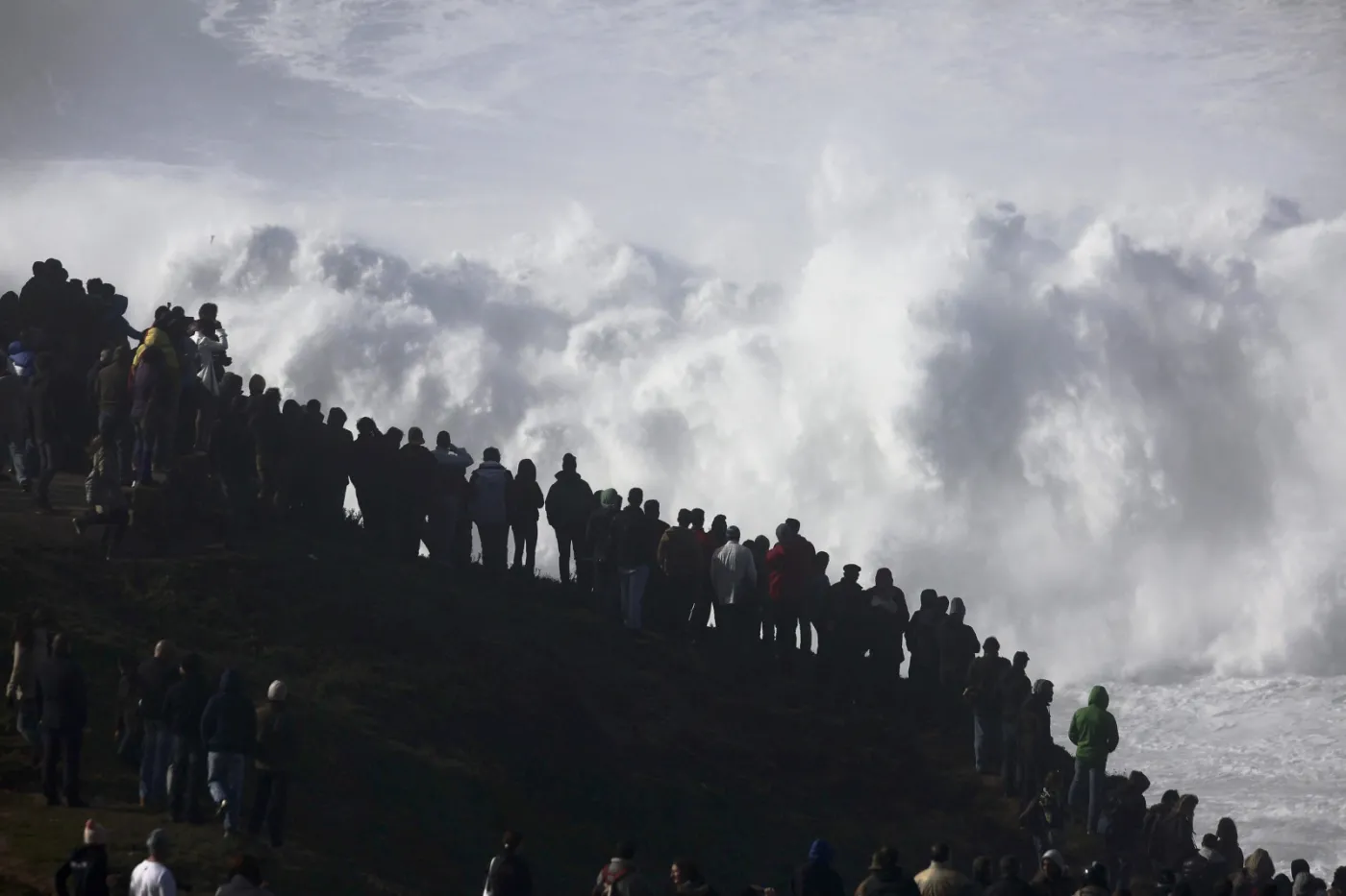 7181516-portugalia-praia-do-norte-in-nazare.jpg