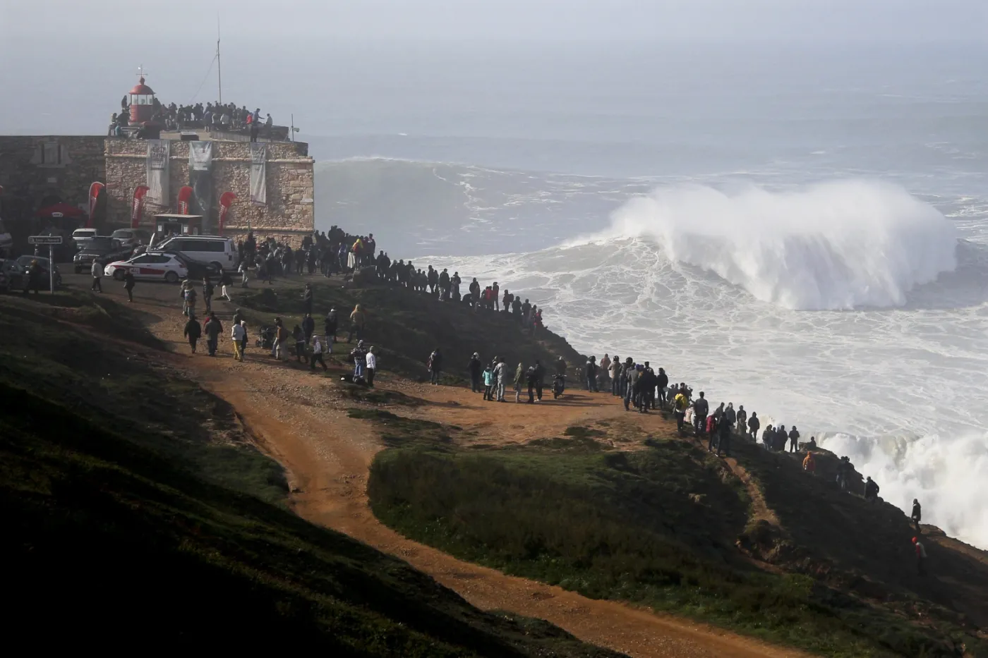 7181545-portugalia-praia-do-norte-in-nazare.jpg
