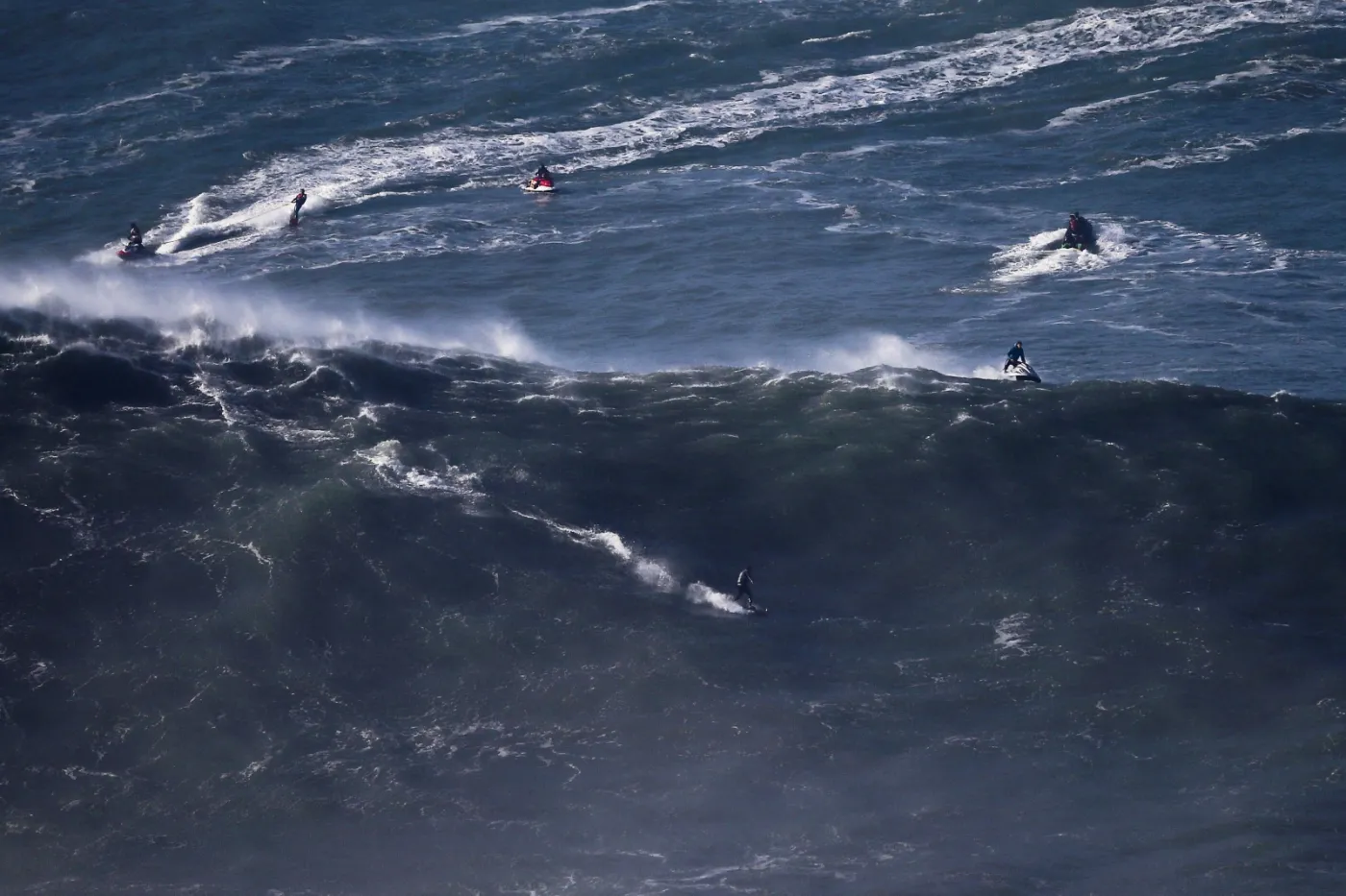 7181574-portugalia-praia-do-norte-in-nazare.jpg