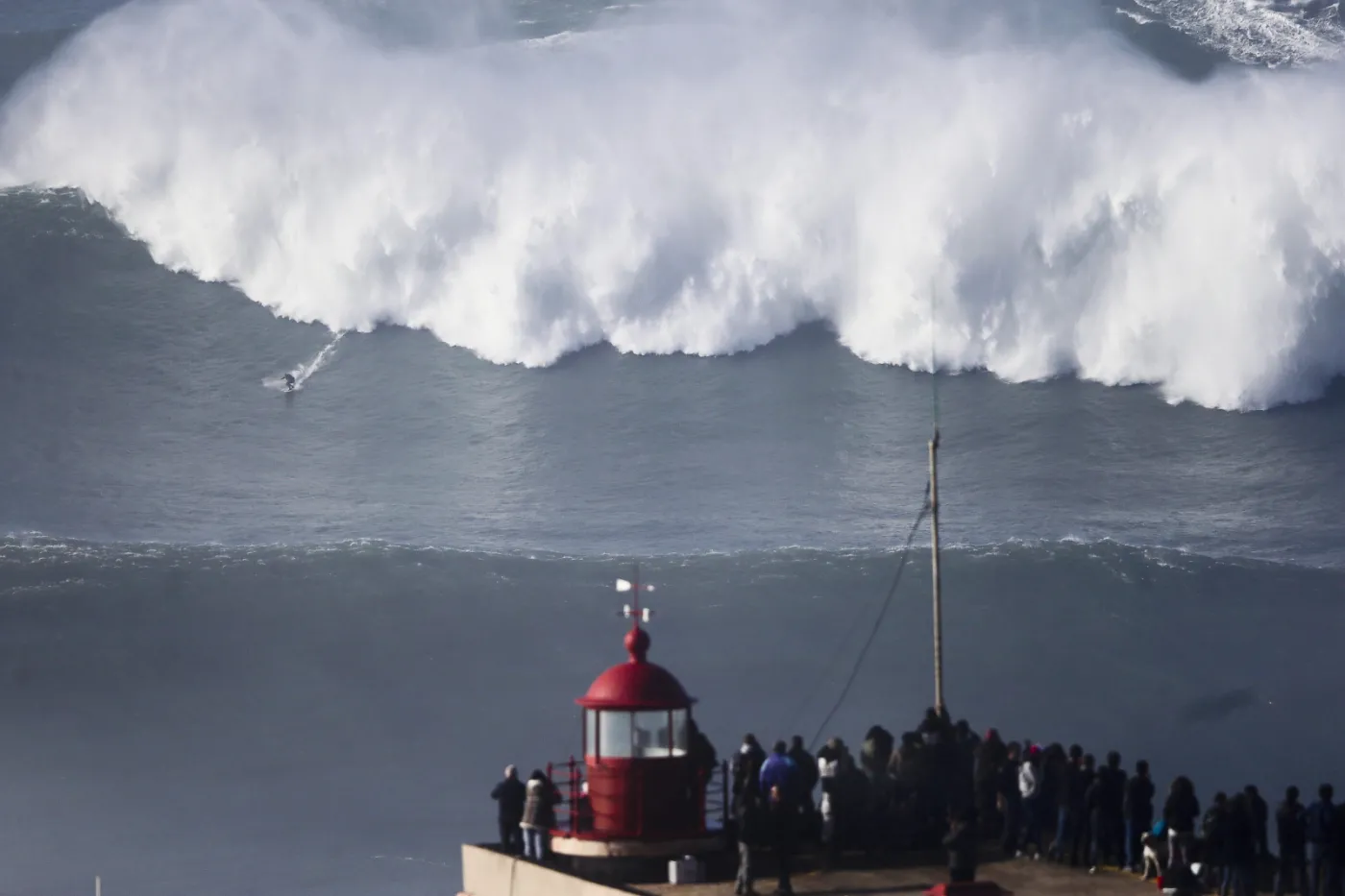 7181093-portugalia-praia-do-norte-in-nazare.jpg