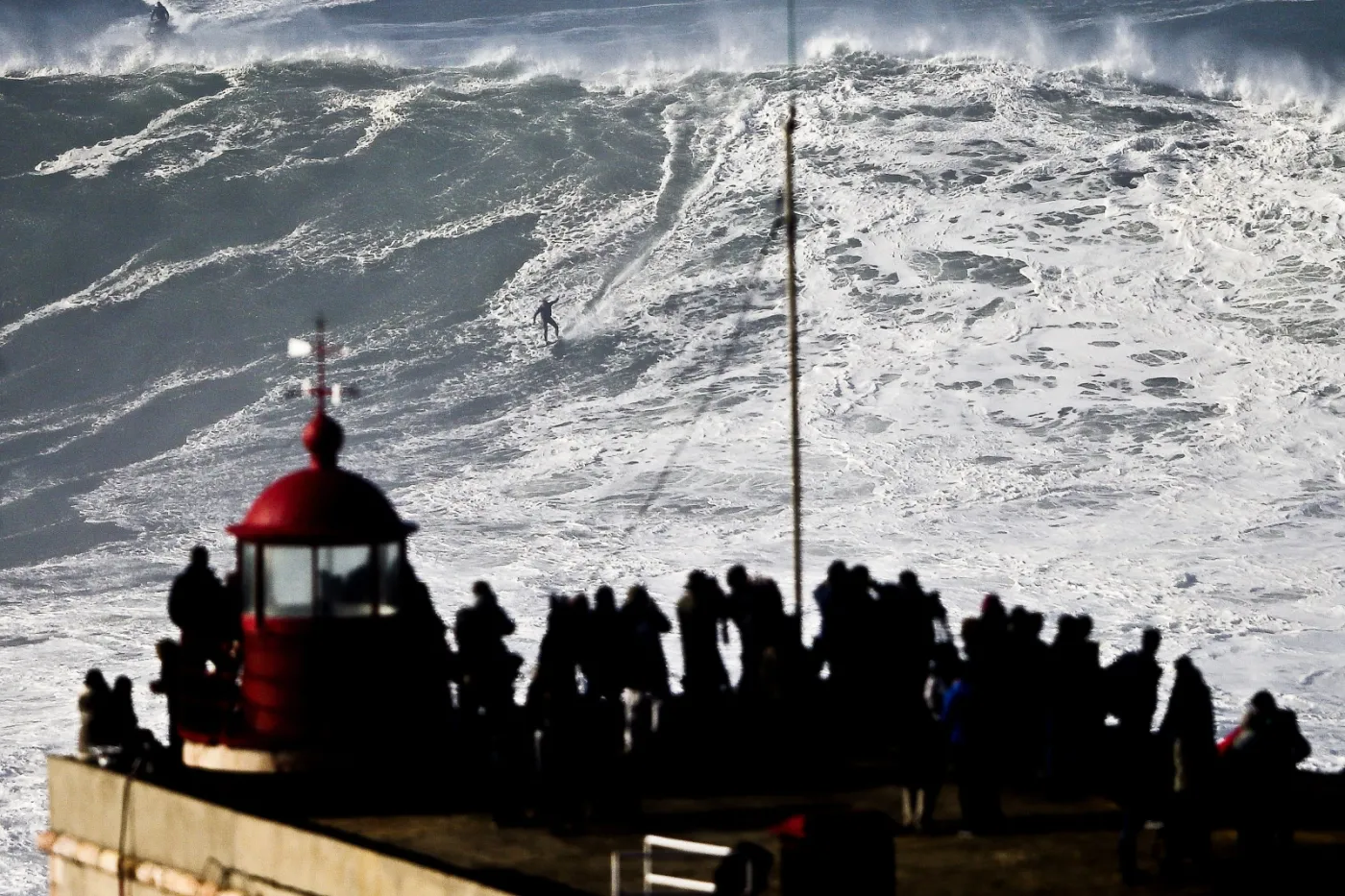 7181262-portugalia-praia-do-norte-in-nazare.jpg