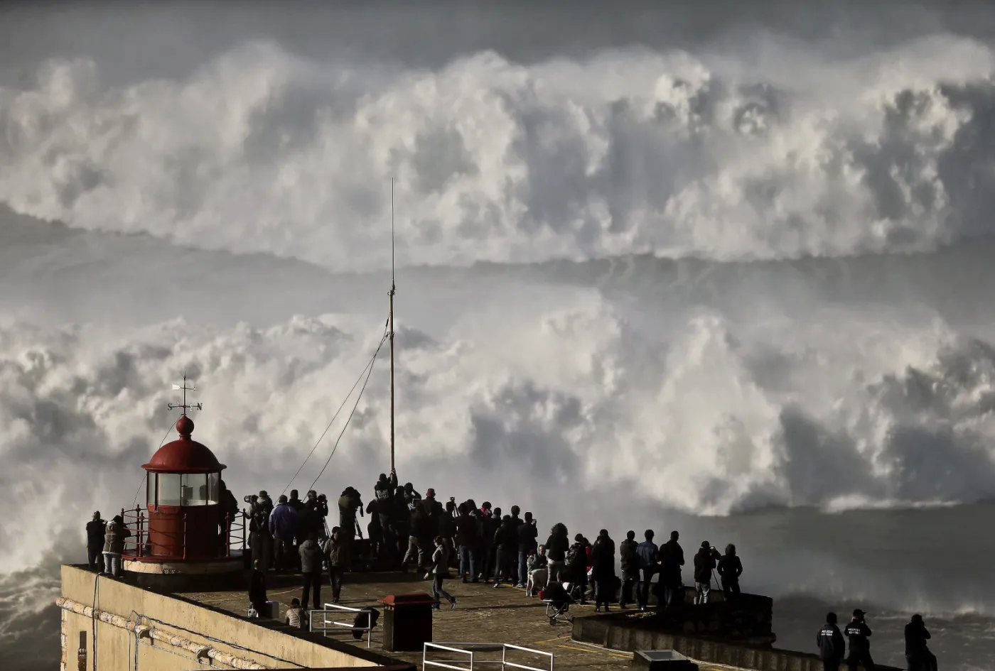 Fale wielkie jak wieżowce i odważni surferzy. Tak wieje w Portugalii