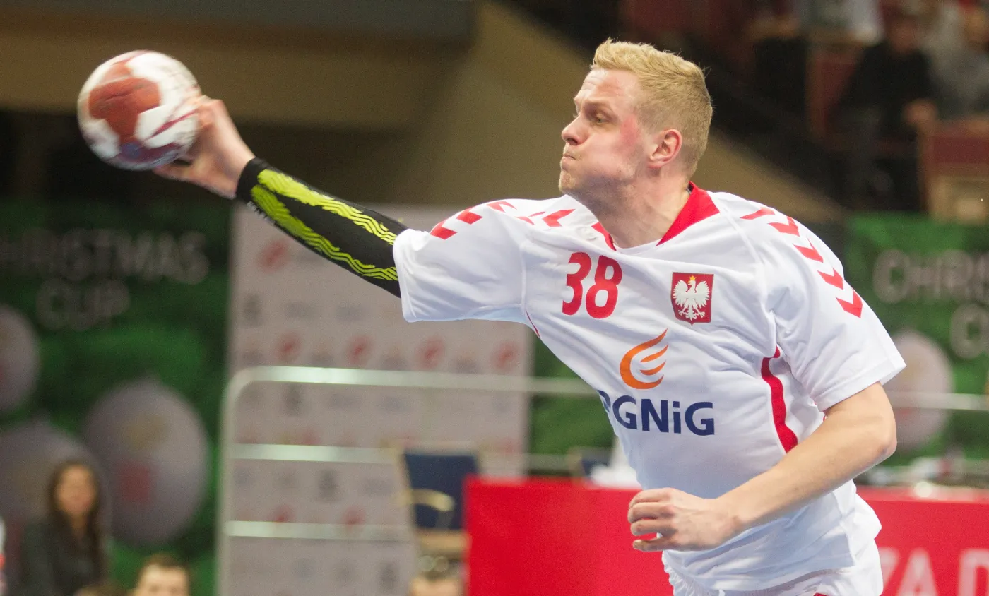 Wojciech Gumiński w ataku na bramke Słowacji podczas pierwszego meczu turnieju piłki ręcznej mężczyzn Christmas Cup
