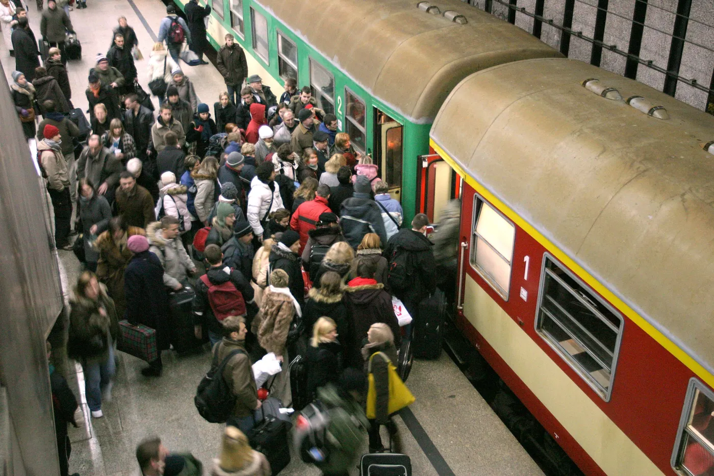 Tłum pasażerów na Dworcu Centralnym wsiada do pociągu PKP