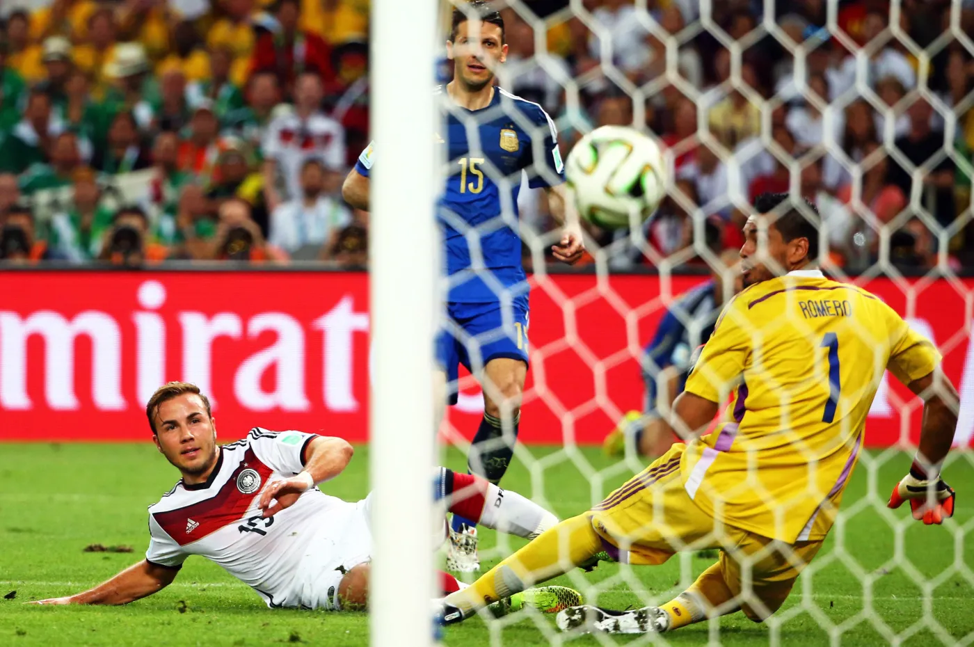 7247112-mario-goetze-strzela-gola-w-finale.jpg