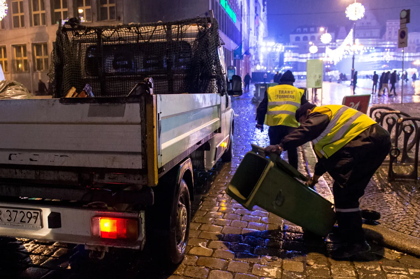 Sprzątanie po zabawie sylwestrowej na wrocławskim Rynku