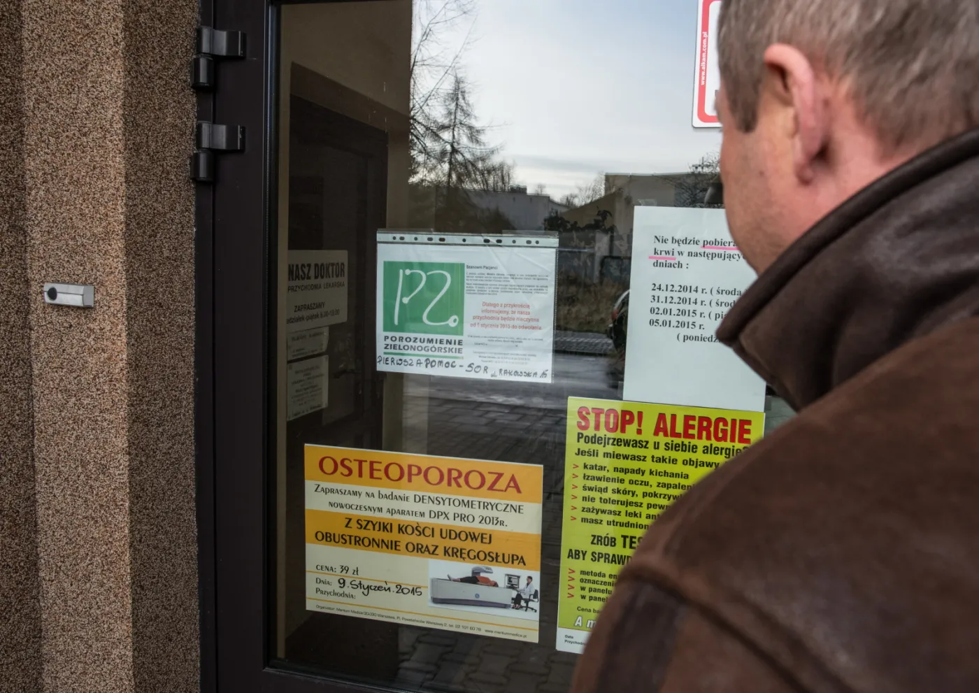 Pacjent przed zamkniętą przychodnią lekarską