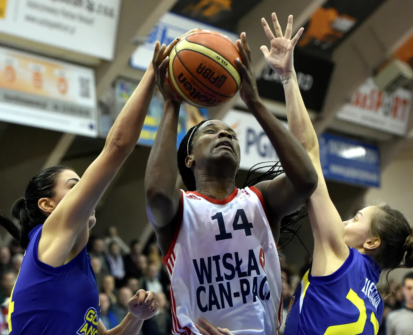 Jantel Lavender (C) z Wisły Can-Pack oraz Tijana Krivacevic (L) i Magdalena Ziętara (P) z Good Angels Koszyce przy piłce podczas meczu Euroligi koszykówki kobiet w Krakowie
