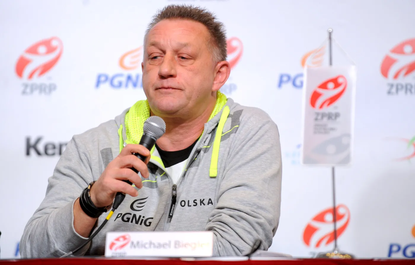 7275027-trener-reprezentacji-polski-pilkarzy.jpg