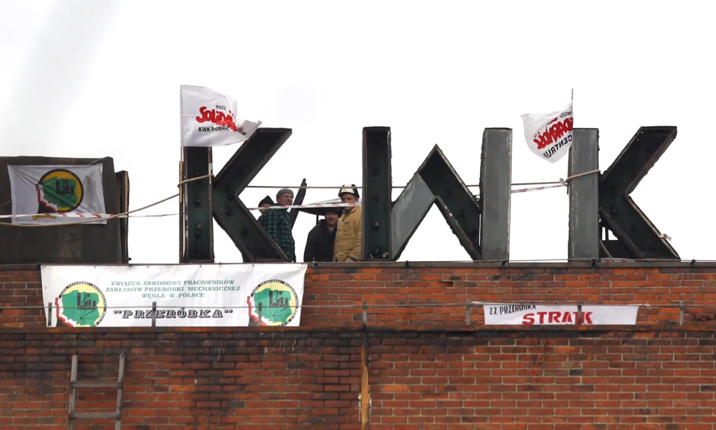 Protest na dachu jednego z budynkówu na terenie ruchu "Centrum" w KWK Bobrek-Centrum w Bytomiu