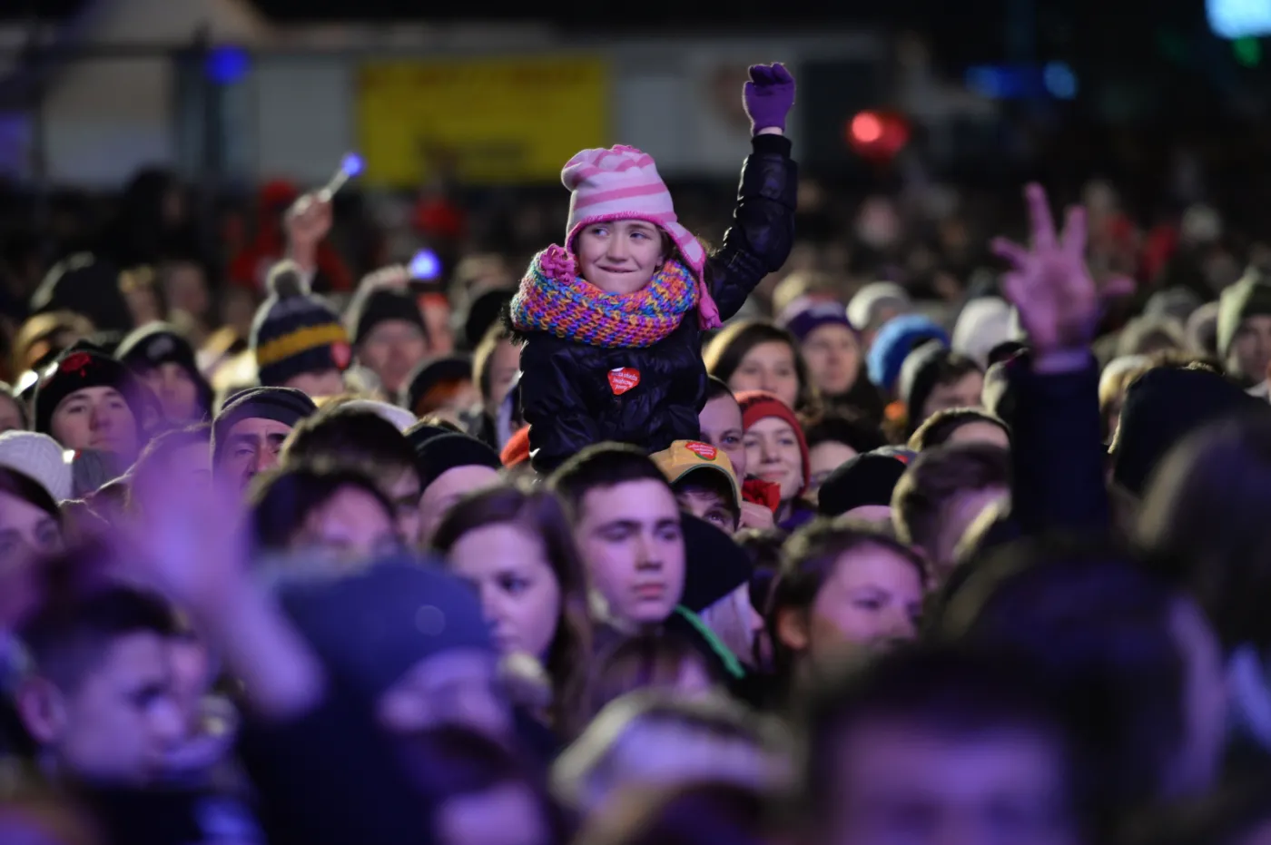 7288187-wosp-publicznosc-podziwia-swiatelko.jpg