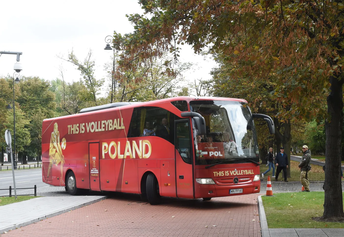 6842040-autokar-z-druzyna-narodowa-podjezdza.jpg