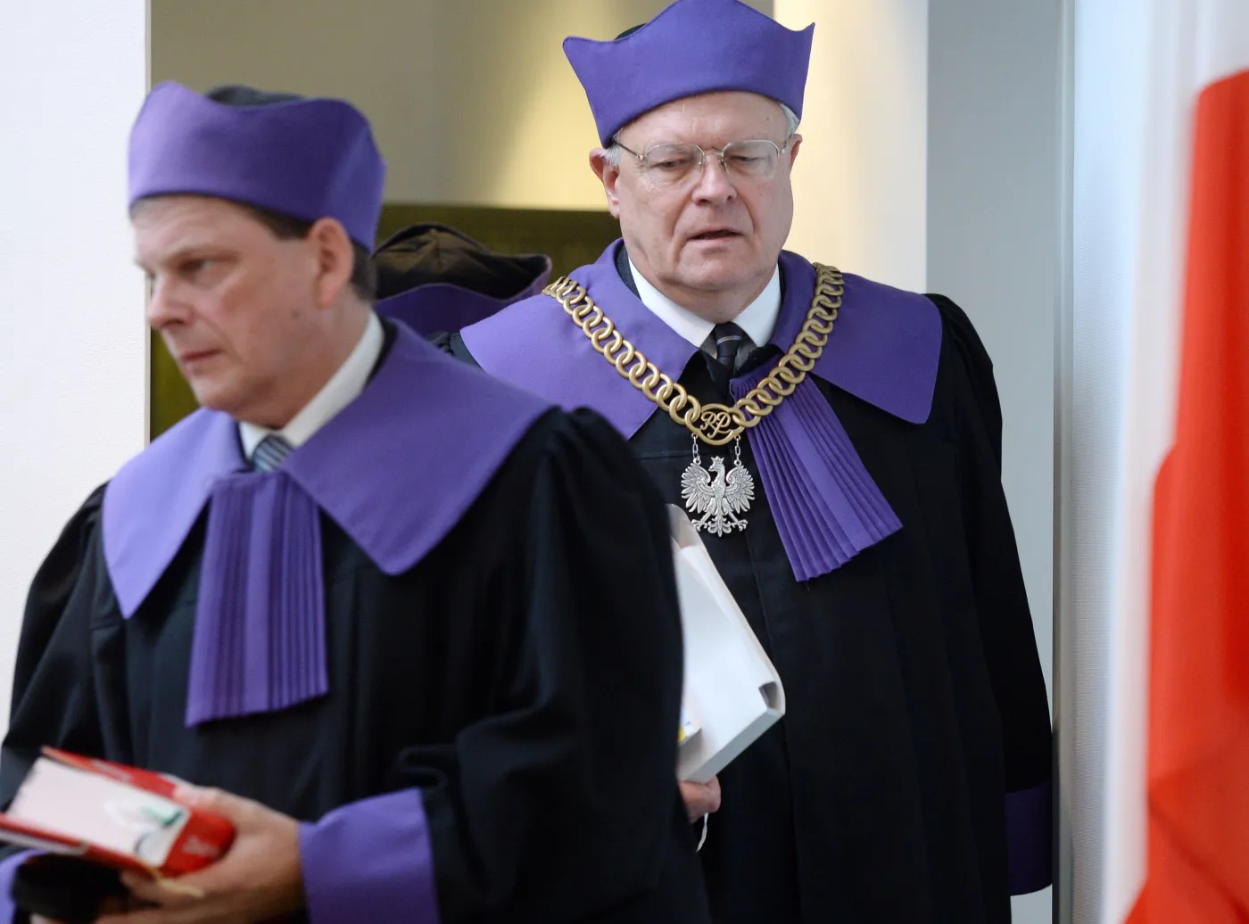 Przewodniczący składu sędziowskiego Stanisław Zabłocki (P) oraz sędzia SN Tomasz Artymiuk (L) przed posiedzeniem SN