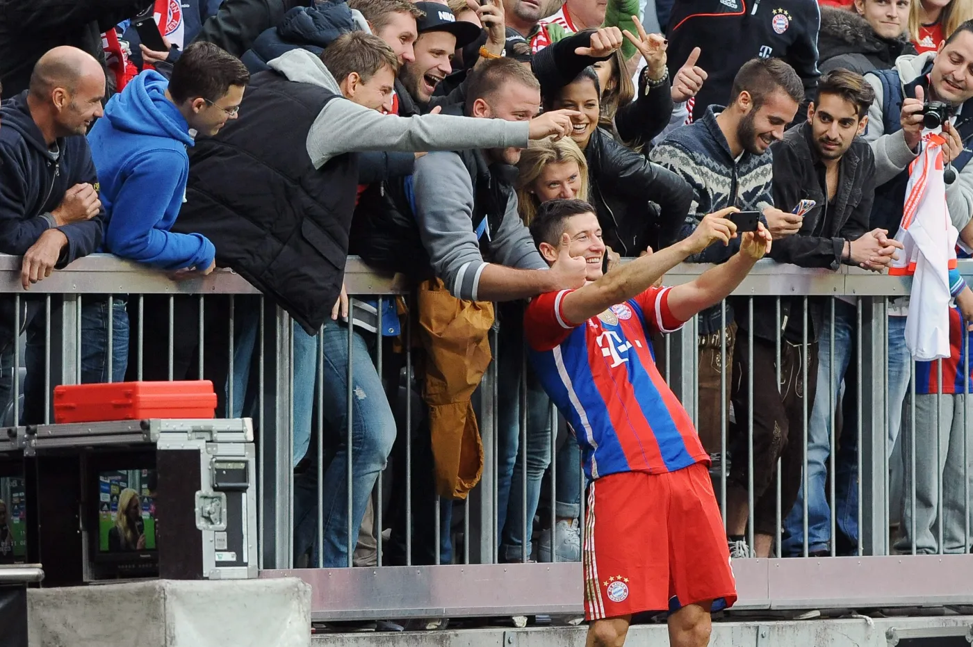 6896842-robert-lewandowski-zrobil-po-meczu.jpg
