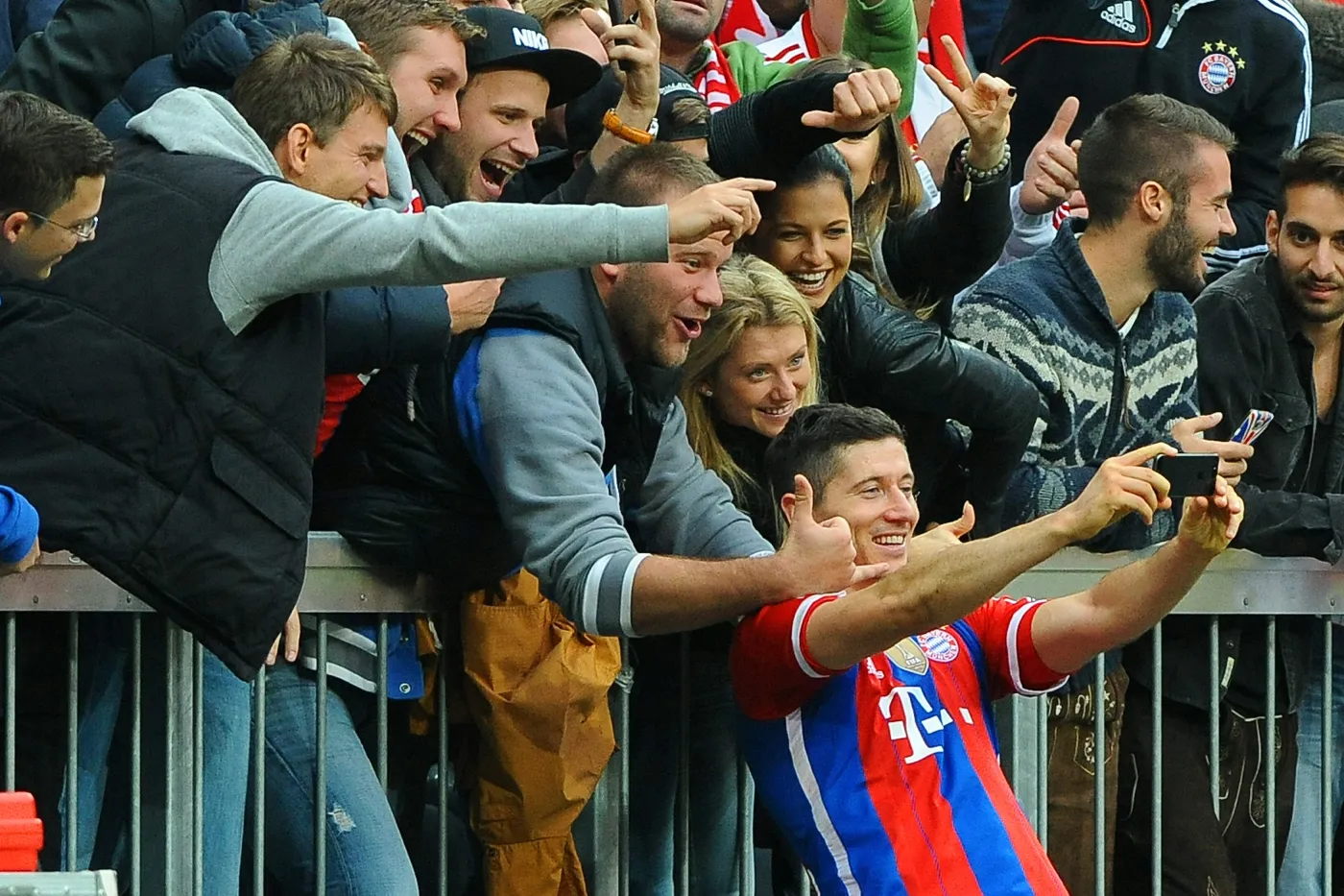 6896871-robert-lewandowski-zrobil-po-meczu.jpg