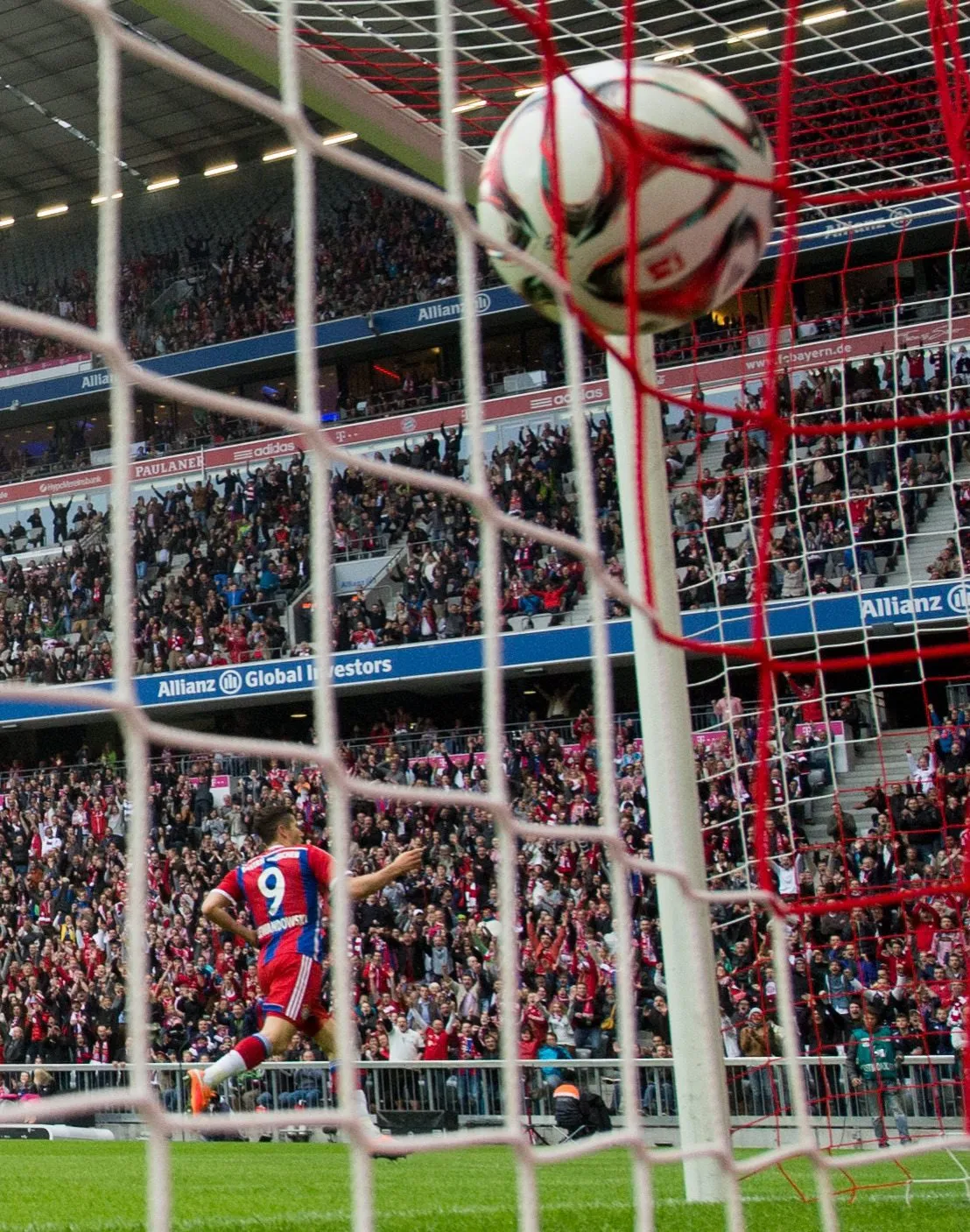 6896929-robert-lewandowski-zrobil-po-meczu.jpg