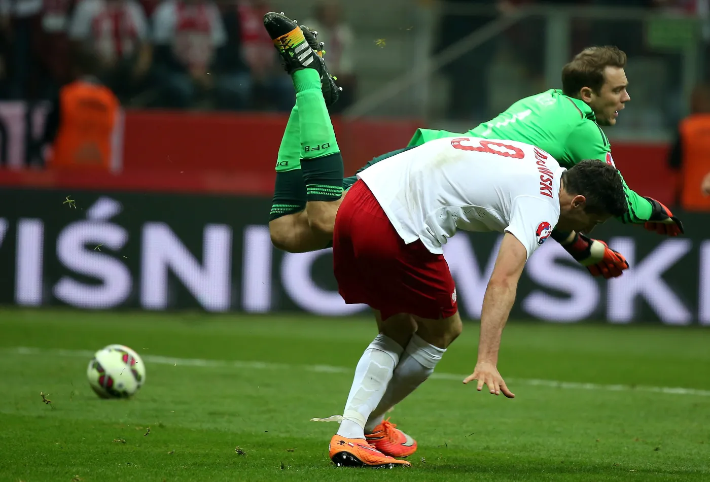 6927142-robert-lewandowski-z-przodu-walczy.jpg