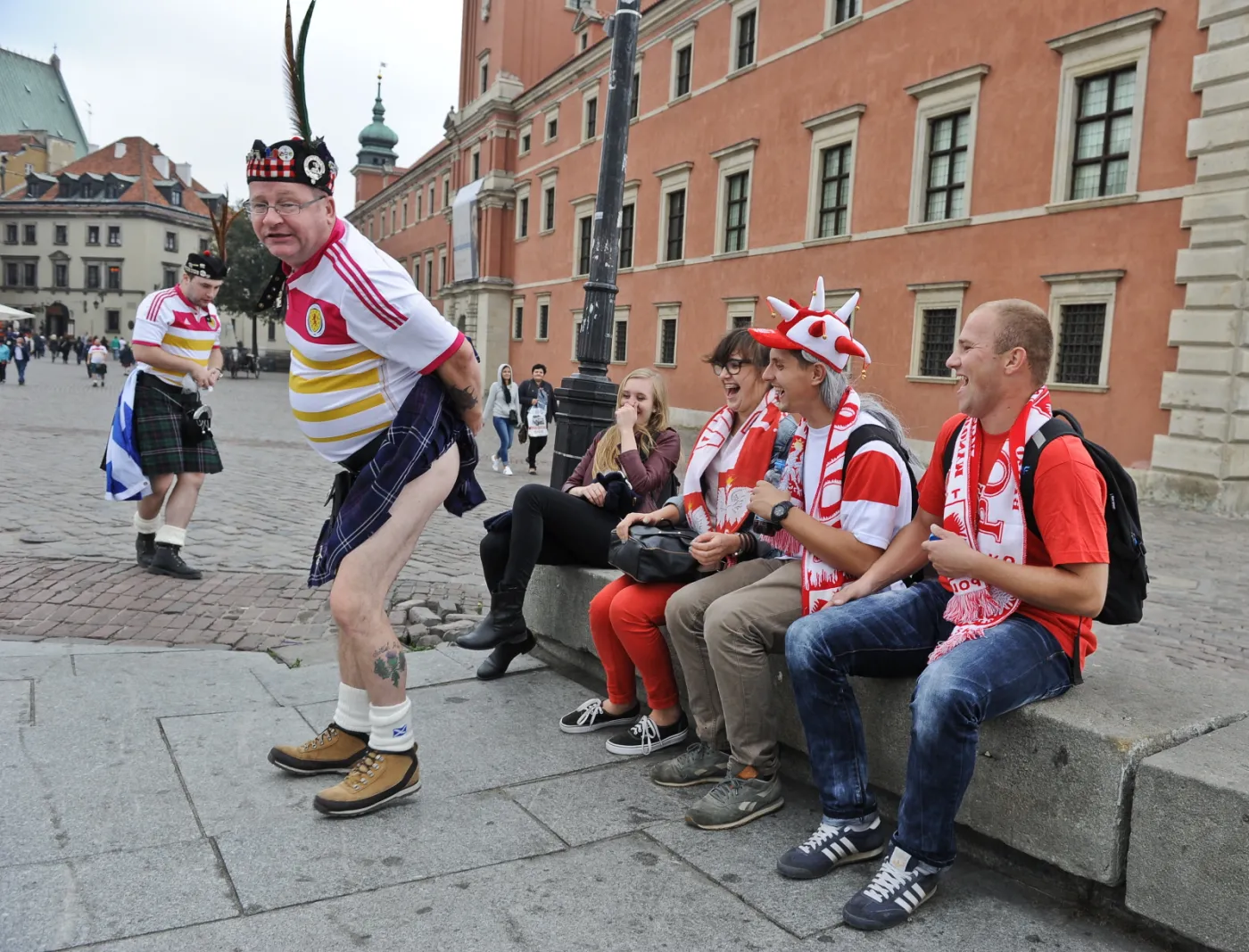 Szkoccy kibice piłki w tradycyjnych kiltach przed meczem Polska-Szkocja spędzają czas na Starym Mieście w Warszawie