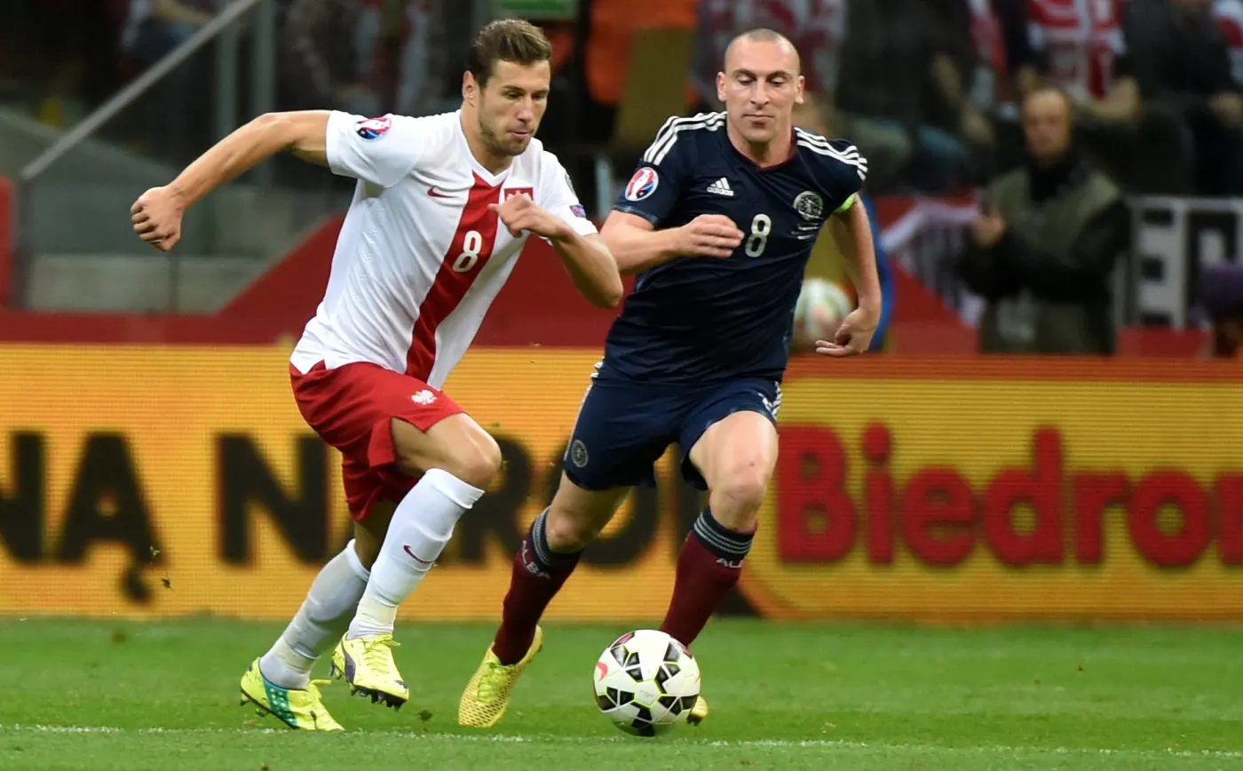 6941500-grzegorz-krychowiak-walczy-o-pilke.jpg