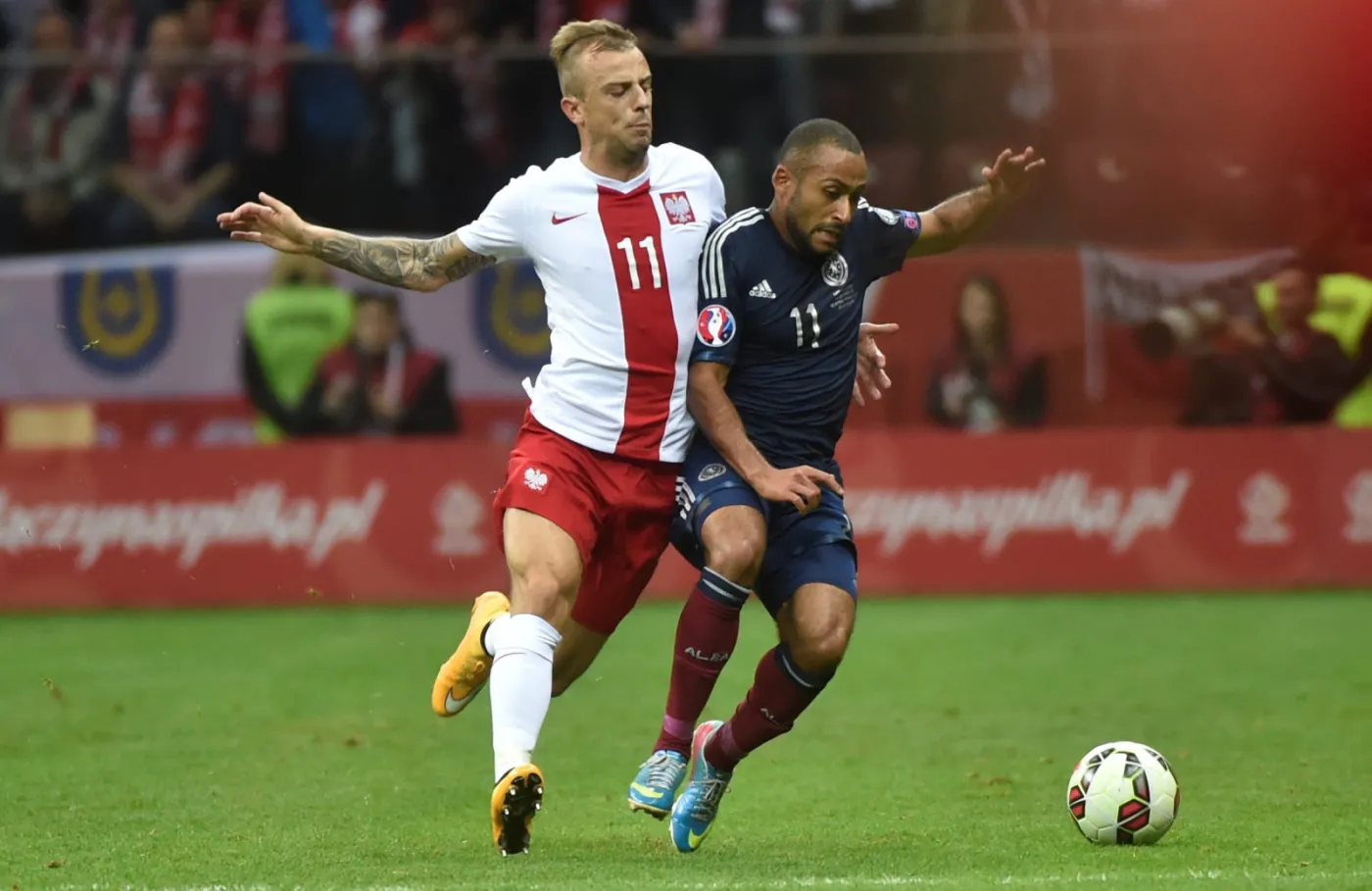 6941834-jakub-grosicki-w-czasie-meczu-polska.jpg