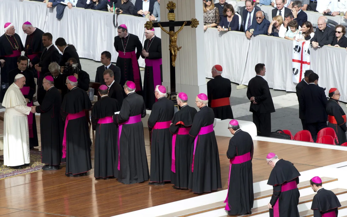 Kardynałowie i biskupi na audiencji generalnej z papieżem Franciszkiem