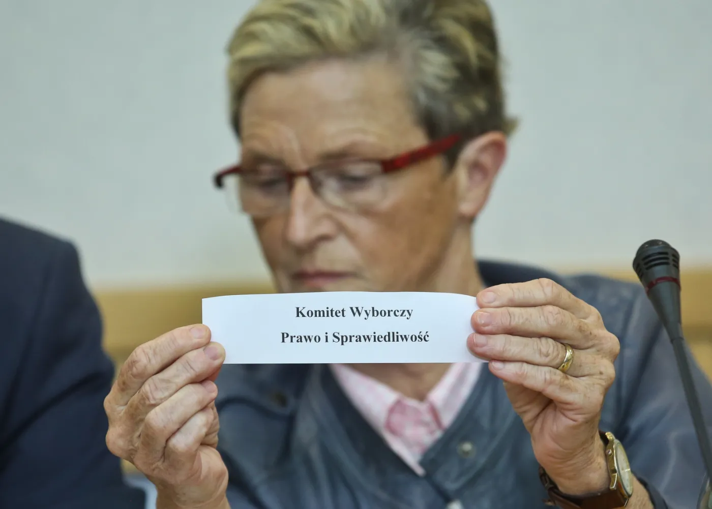 Członek PKW Maria Aleksandra Grzelka, podczas losowania numerów list wyborczych komitetów wyborczych o zasięgu ogólnopolskim