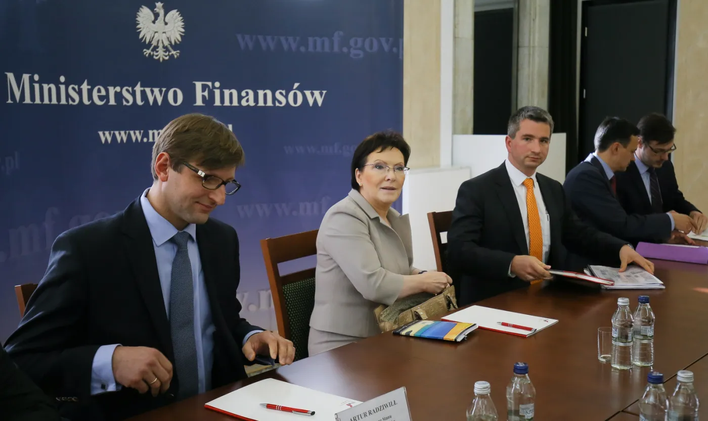 Premier Ewa Kopacz, minister finansów Mateusz Szczurek oraz podsekretarz stanu w MF Artur Radziwiłł podczas posiedzenia kierownictwa resortu