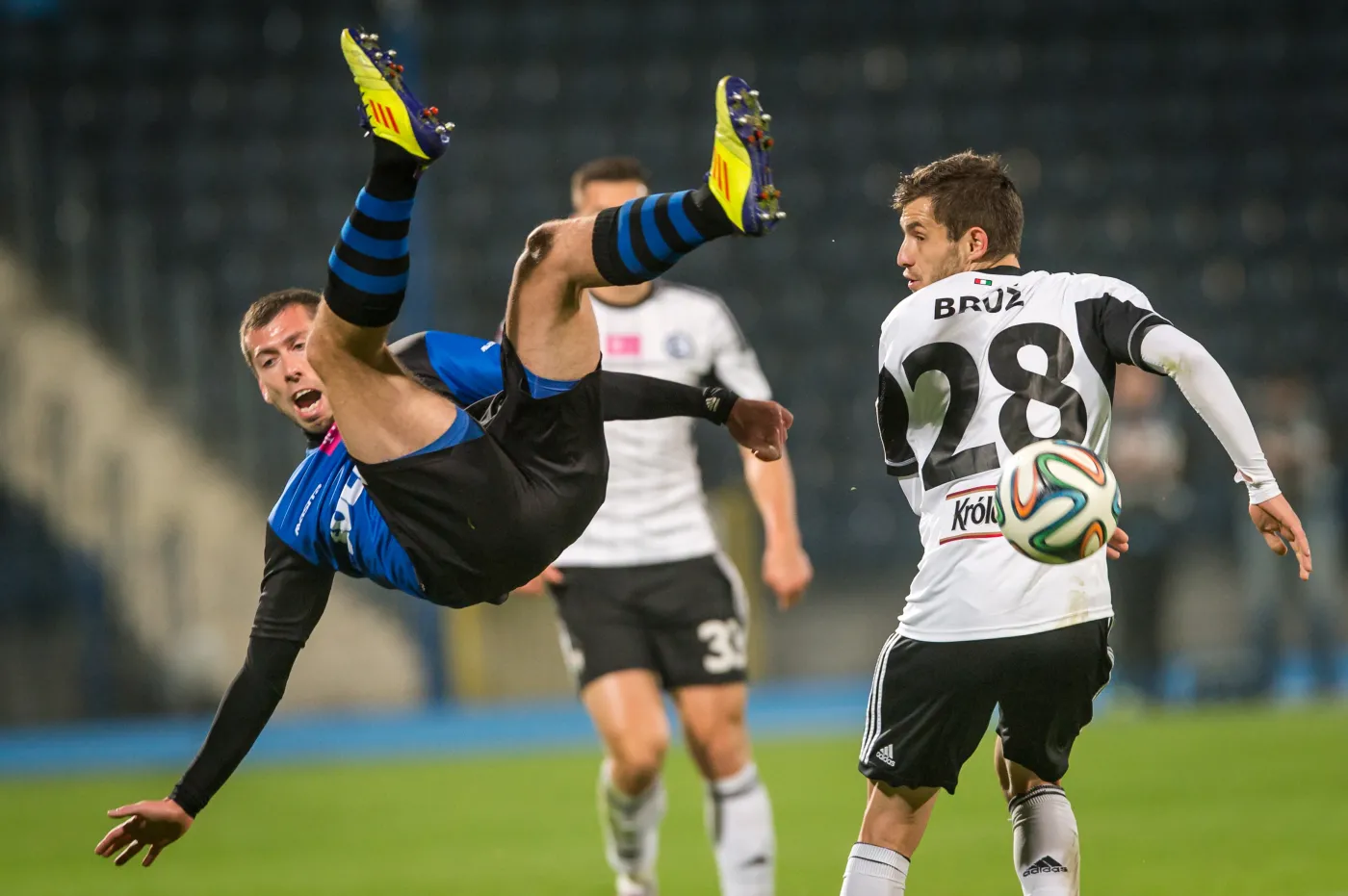 Piłkarz Zawiszy Bydgoszcz Sebastian Ziajka (L) i Łukasz Broź (P) z Legii Warszawa przy piłce podczas meczu piłkarskiej T-Mobile Ekstraklasy