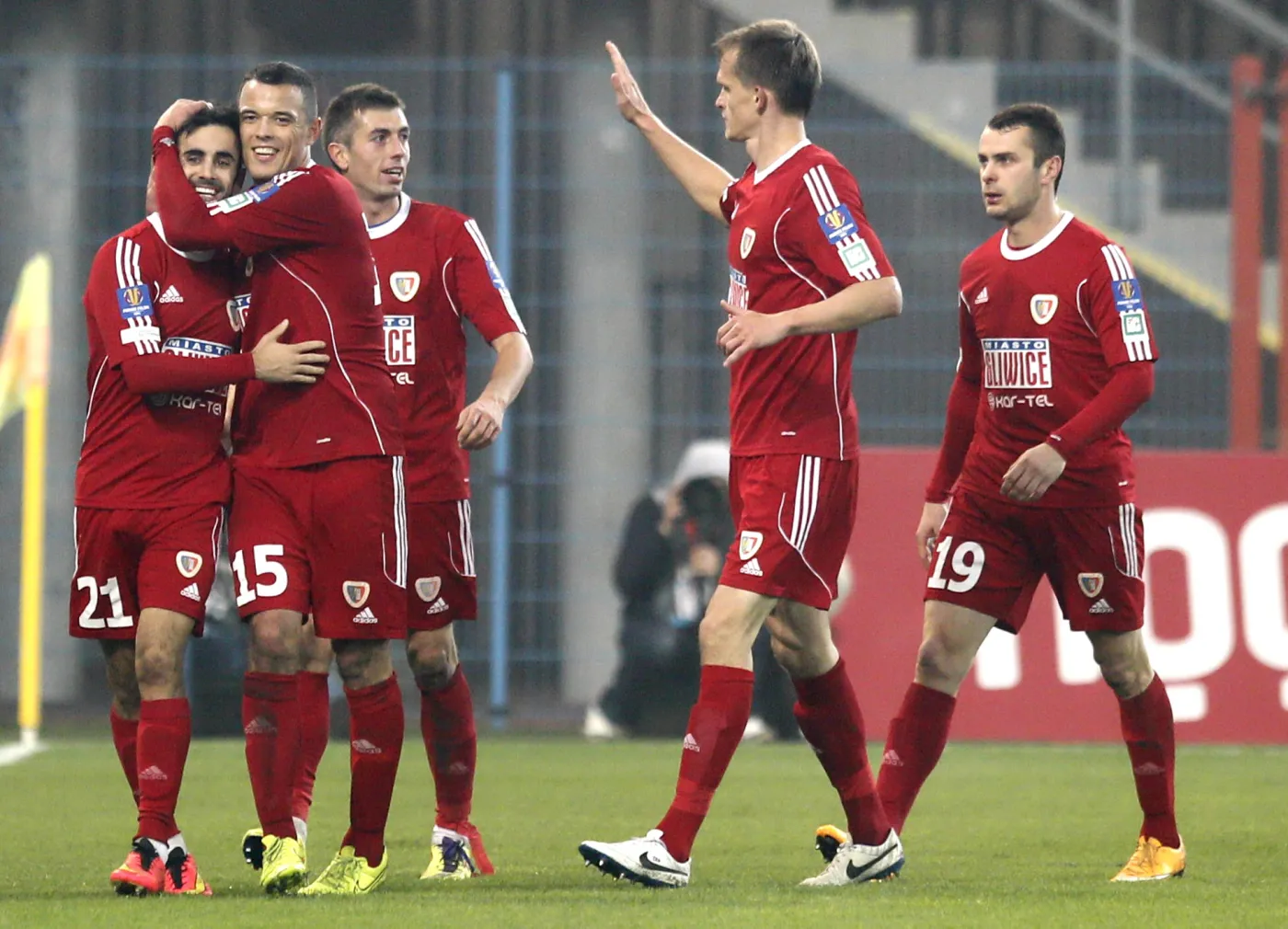Gerard Badia (L) przyjmuje gratulacje od partnerów z miejscowego Piasta po strzeleniu gola w meczu 1/8 finału piłkarskiego Pucharu Polski z PGE GKS Bełchatów w Gliwicach