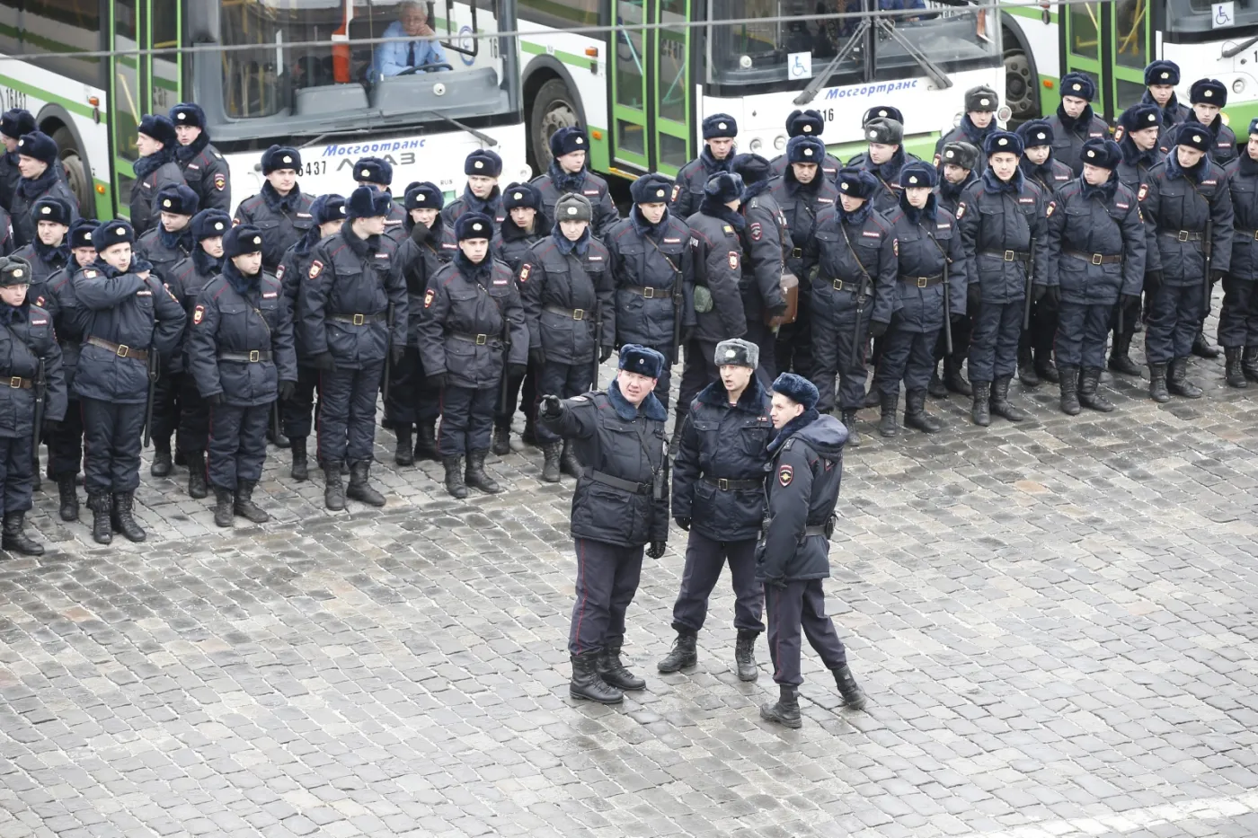 Moskiewska policja na marszu pamięci Borysa Niemcowa