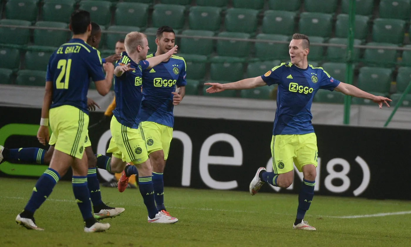 Arkadiusz Milik (P) wraz z parternami z Ajaxu Amsterdam fetuje strzelenie gola stołecznej Legii w rewanżowym meczu Ligi Europejskiej na stadionie Wojska Polskiego w WarszawieArkadiusz Milik (P) wraz z parternami z Ajaxu Amsterdam fetuje strzelenie gola stołecznej Legii w rewanżowym meczu Ligi Europejskiej na stadionie Wojska Polskiego w Warszawie