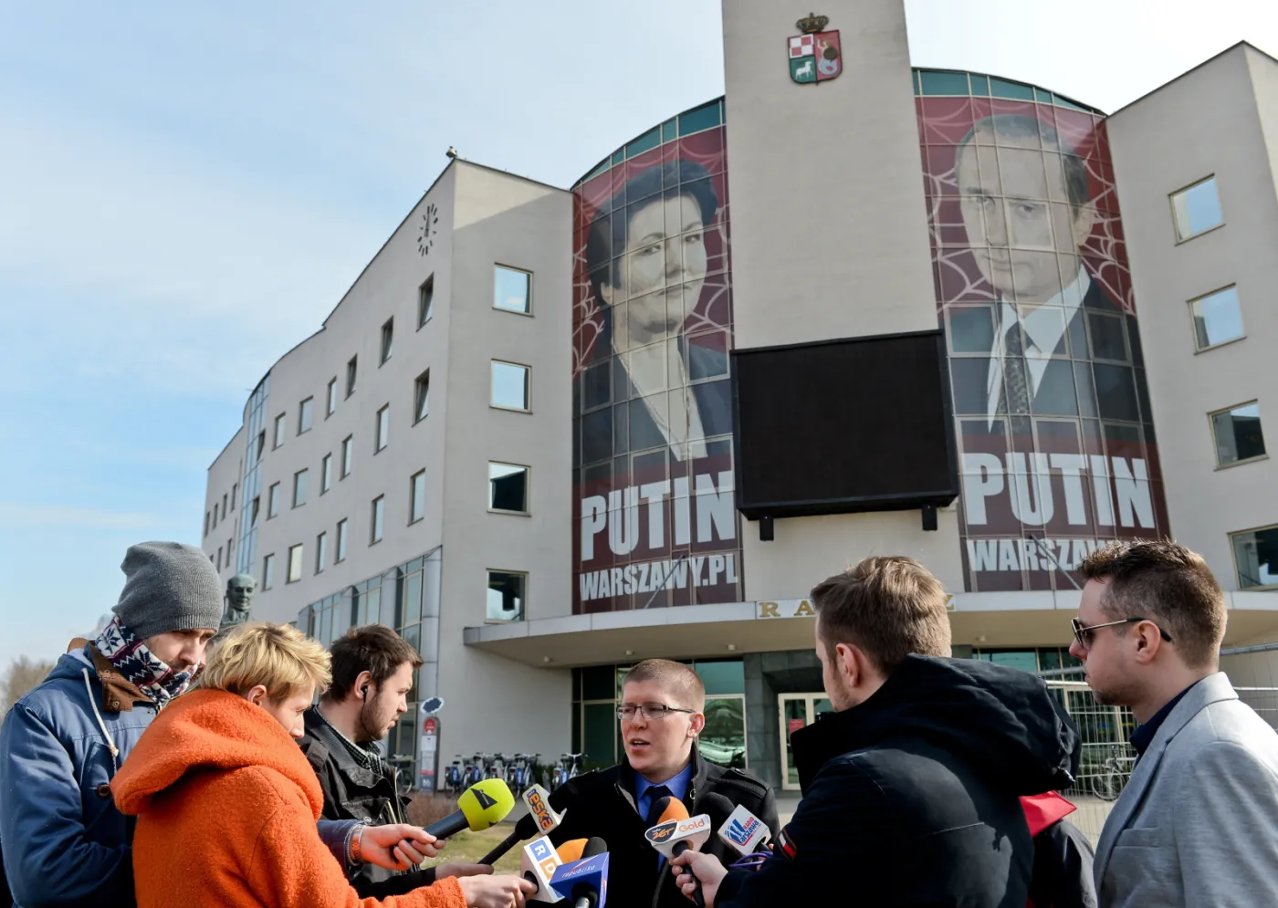  Burmistrz Bemowa Krzysztof Zygrzak podczas briefingu prasowego nt. baneru przedstawiającego Hannę Gronkiewicz -Waltz